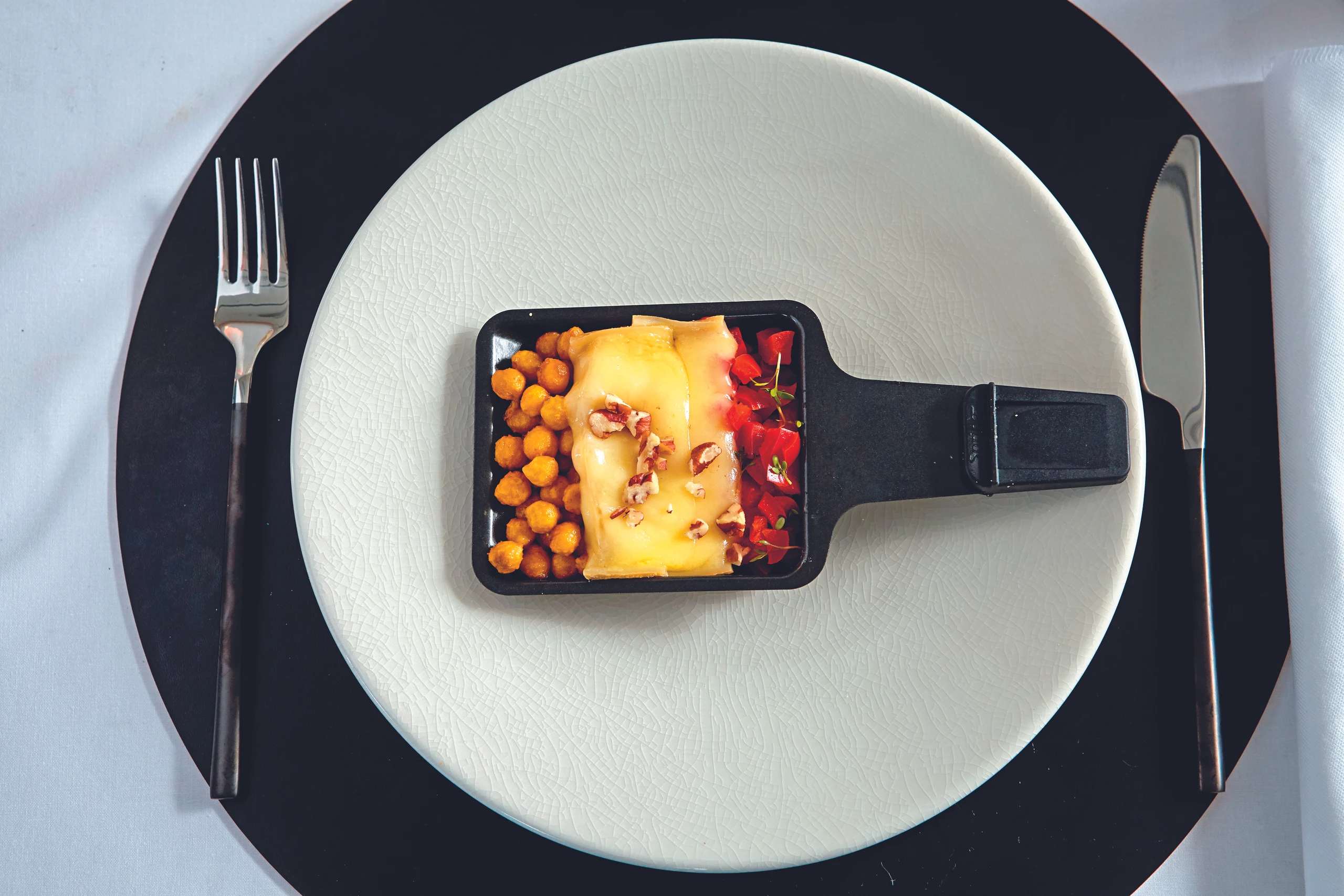 Raclette: Kichererbsen-Pfännchen mit Paprika und Nüssen