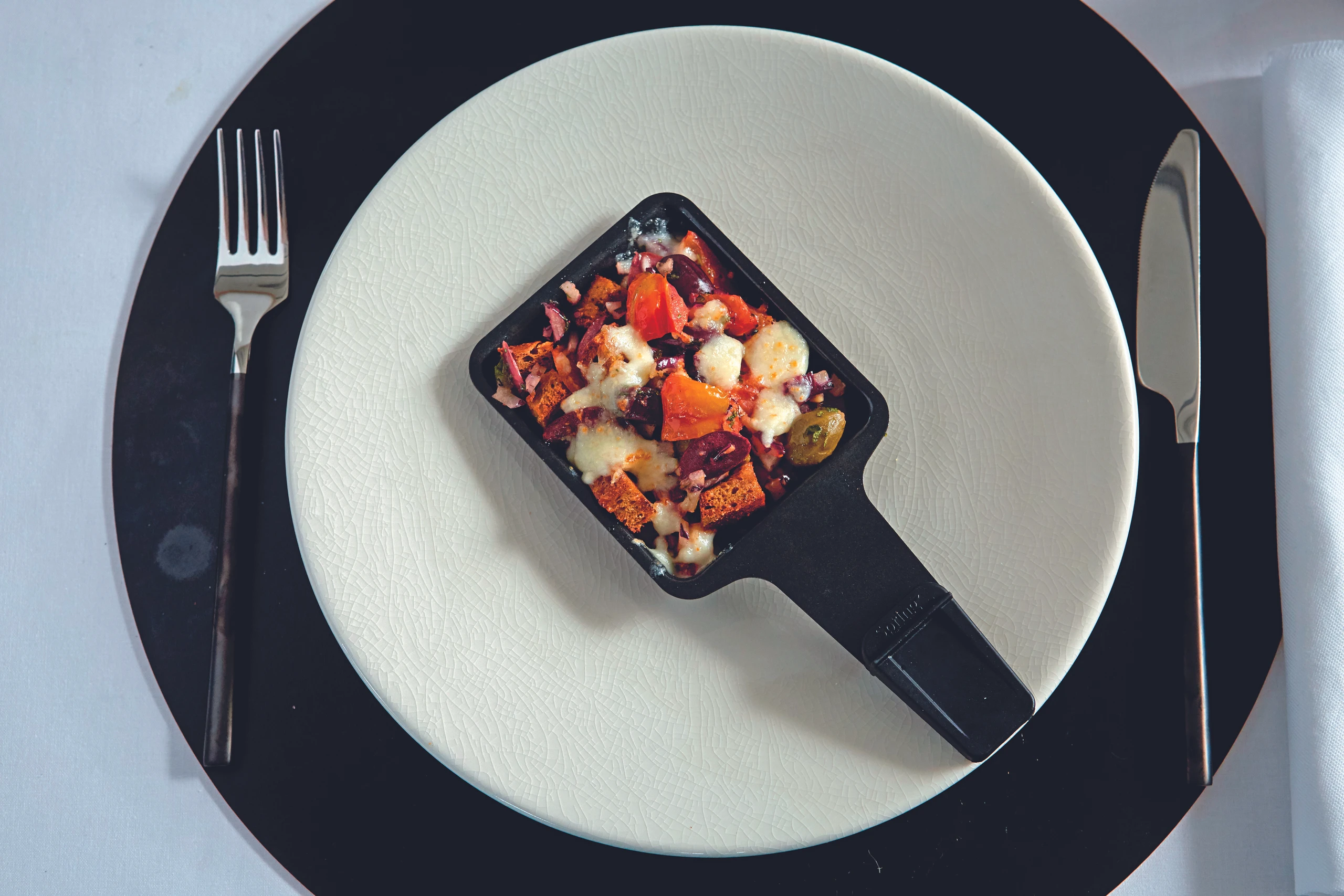 Raclette: Brotsalat-Pfännchen mit Mozzarella und Basilikum