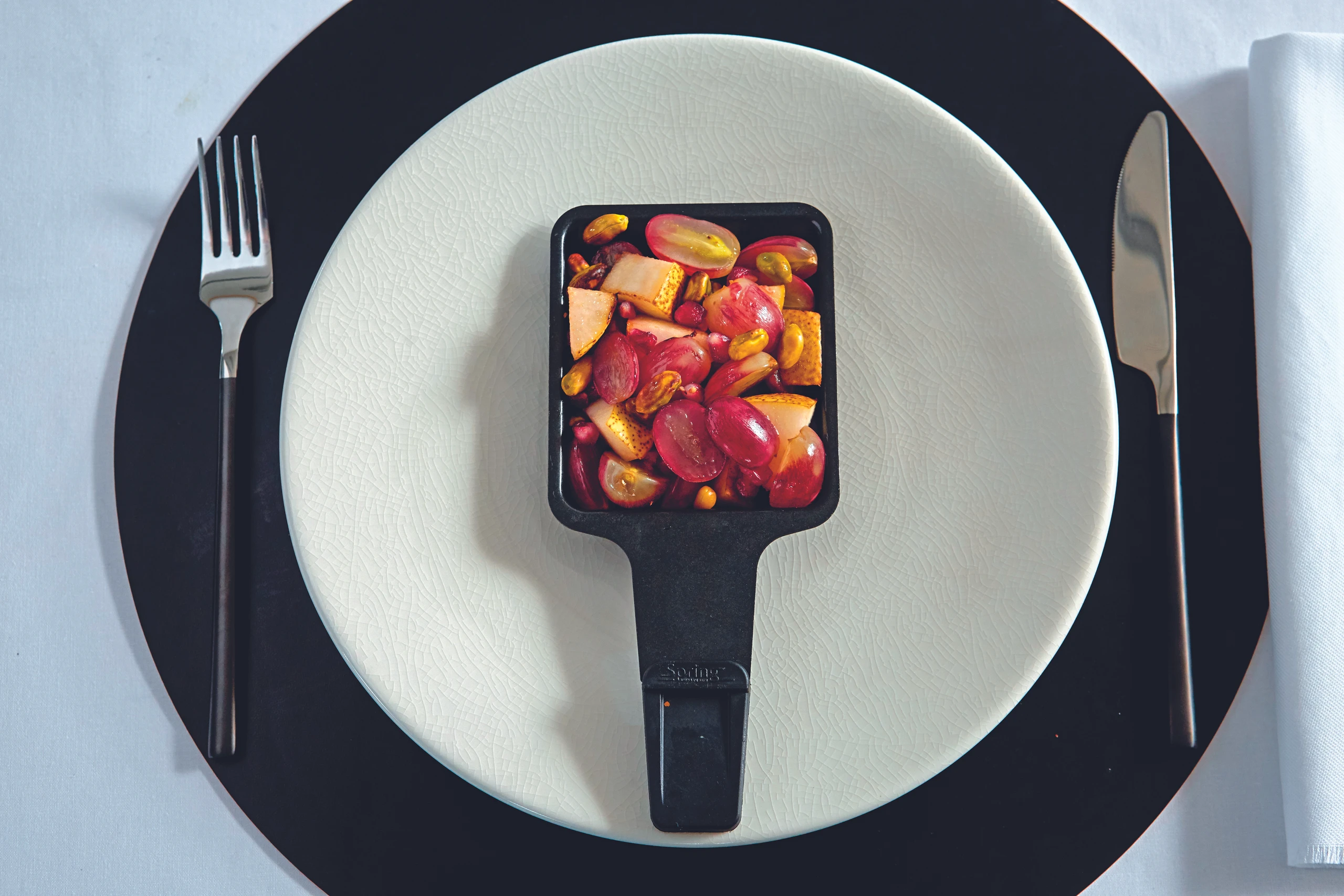 Raclette: Warmer Obstsalat mit Pistazien