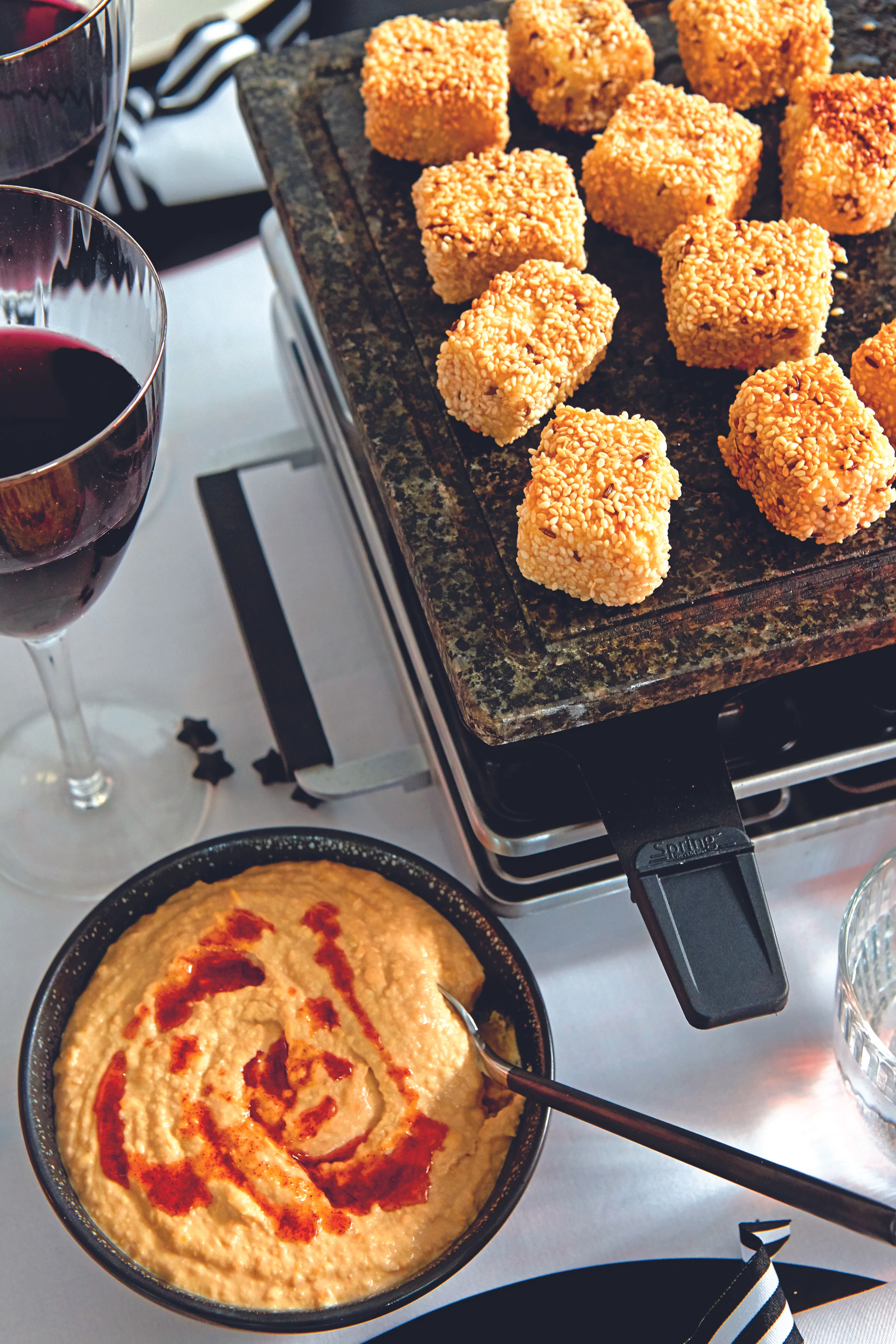 Raclette: Sesam-Fetawürfel mit Hummus