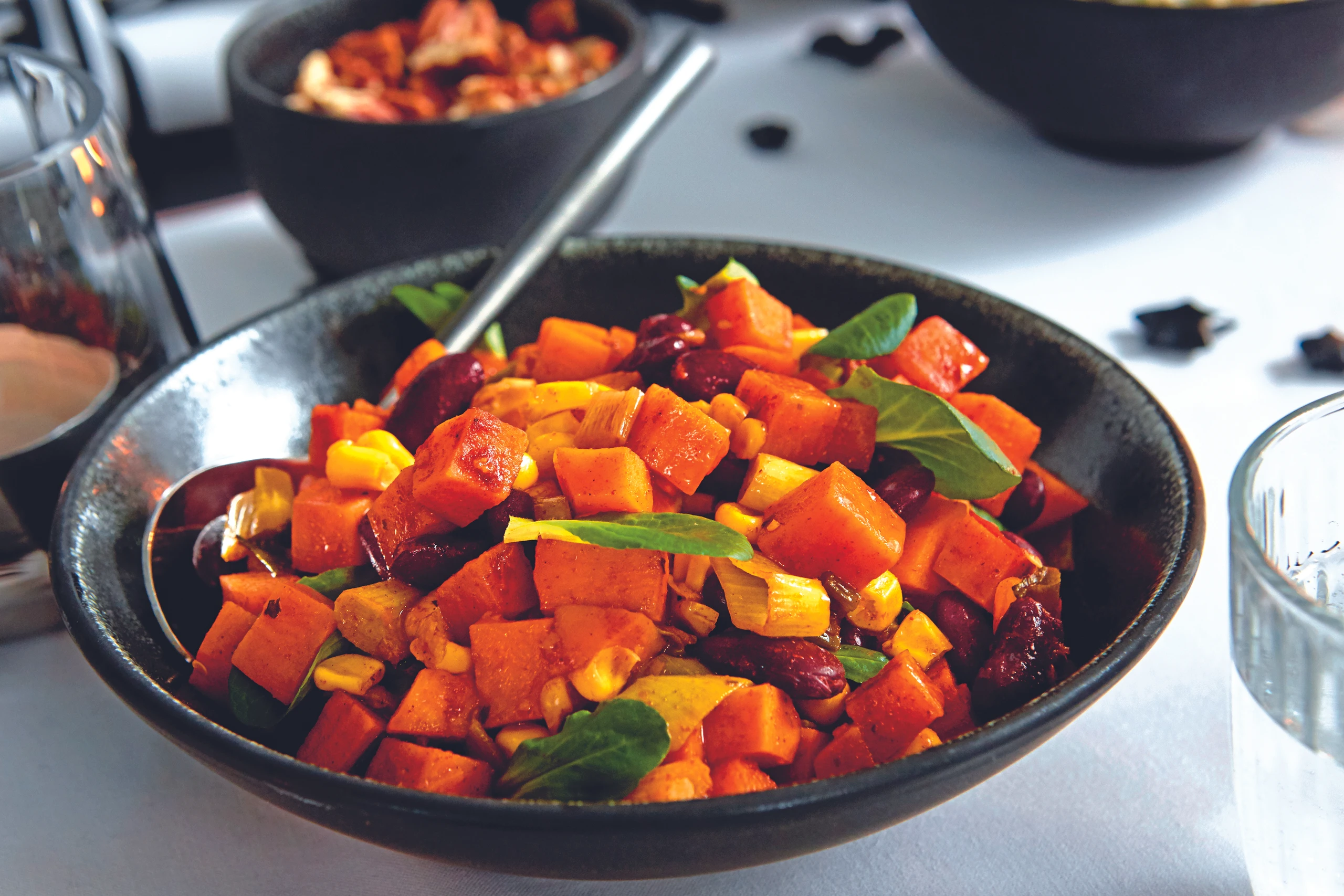 Süßkartoffelsalat mit Mais, Bohnen und Vogerlsalat