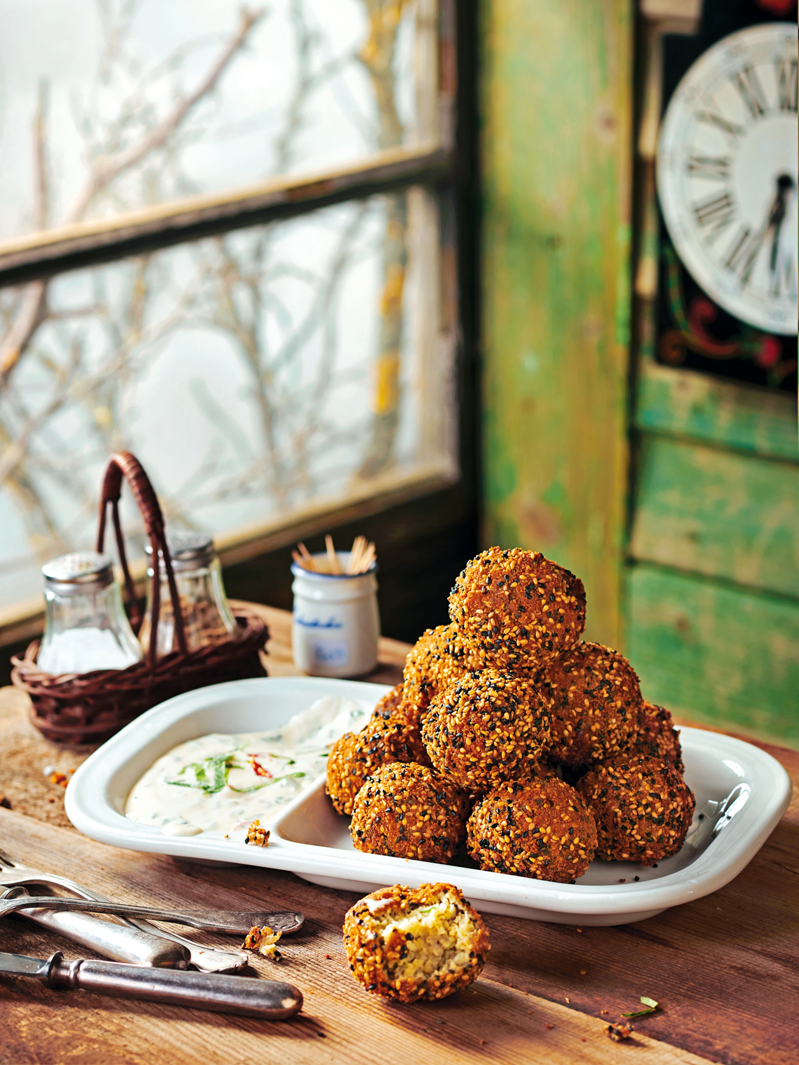 Karfiol-Falafel in Sesampanier mit Limetten-Chili-Mayonnaise