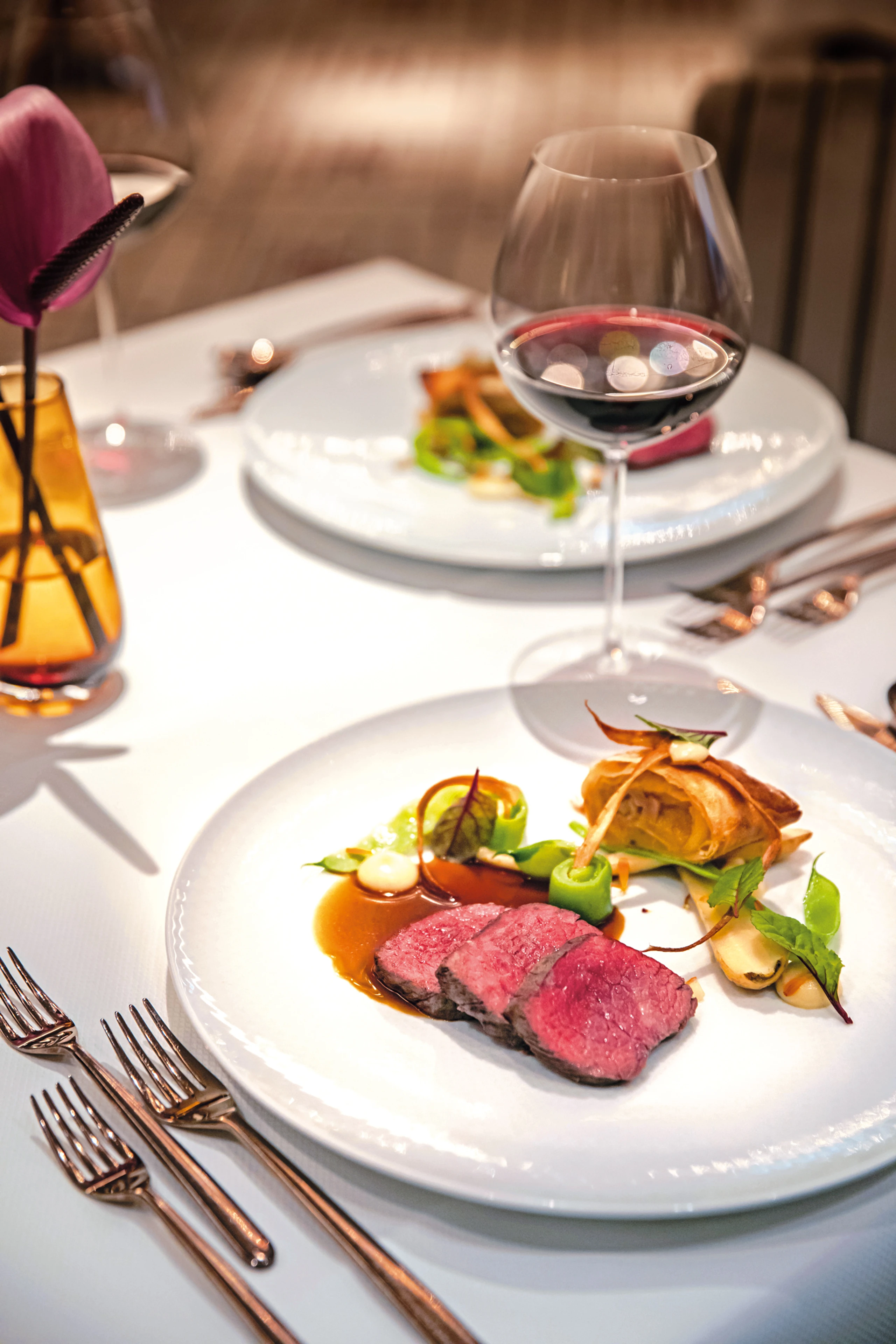 Wagyu-Beef mit Gänseleberapfelstrudel und Fisolengemüse