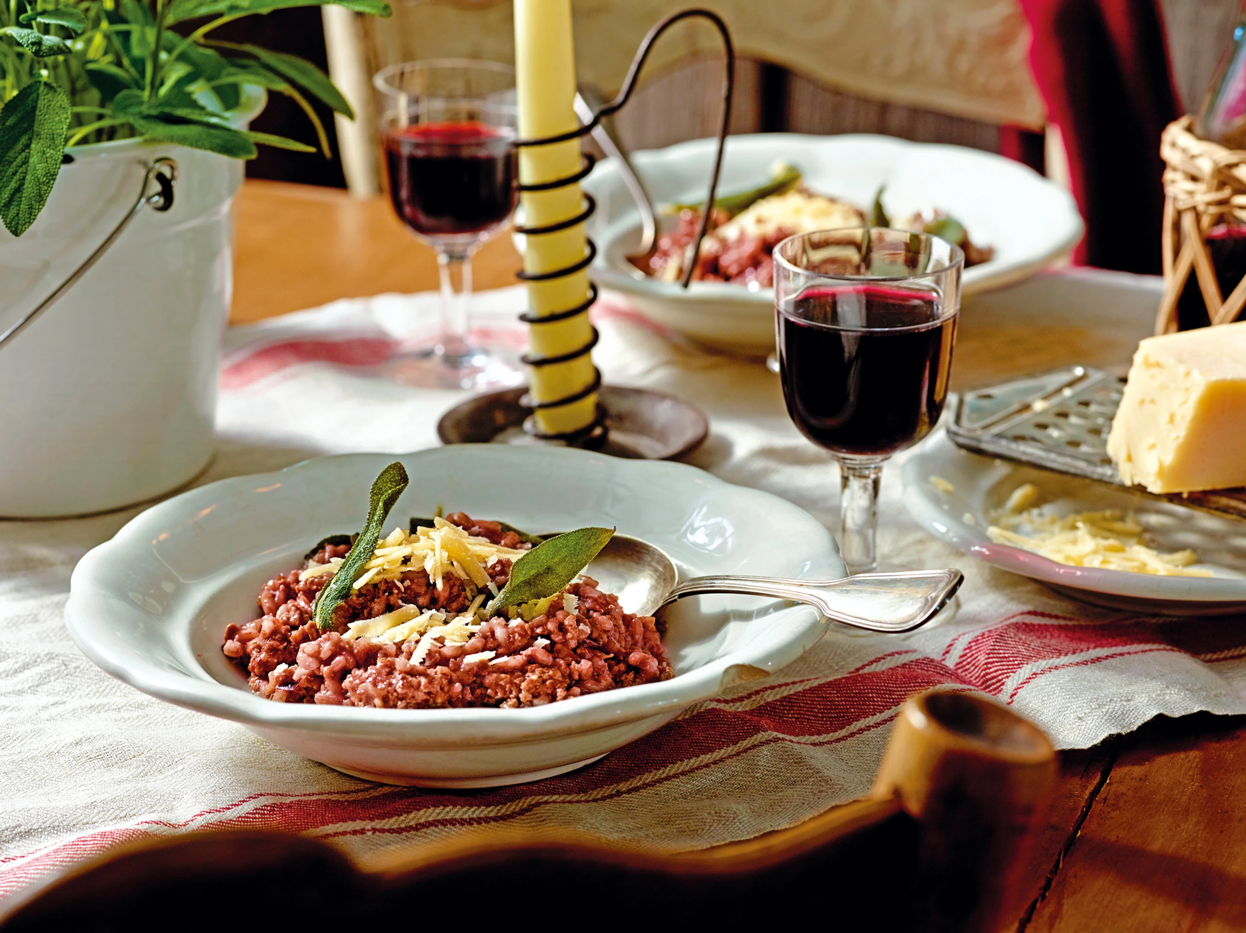 Portweinrisotto mit Faschiertem und Salbei