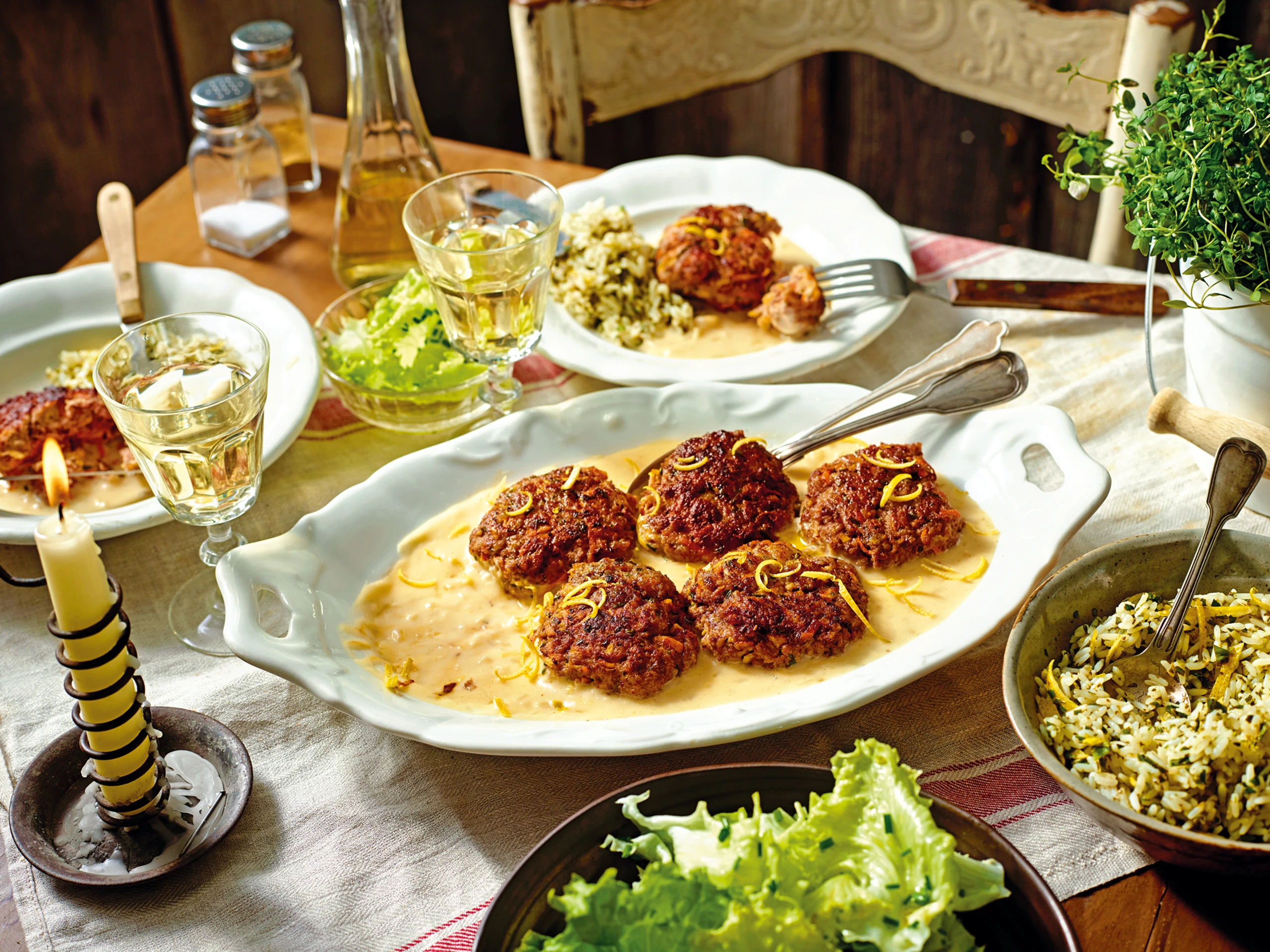 Faschierte Laibchen mit Wurzelgemüse in Oberssauce
