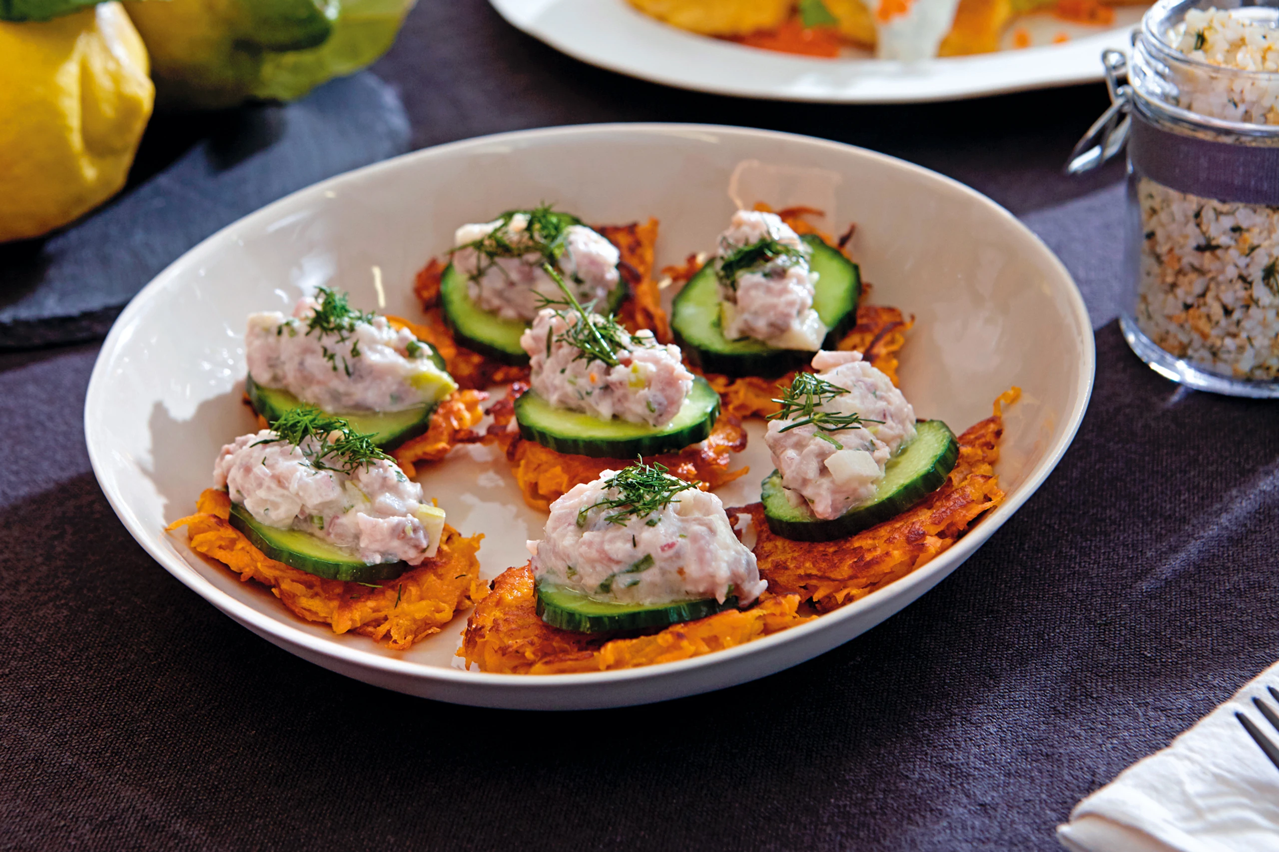 Matjestatar auf Gurken und Süßkartoffelpuffern