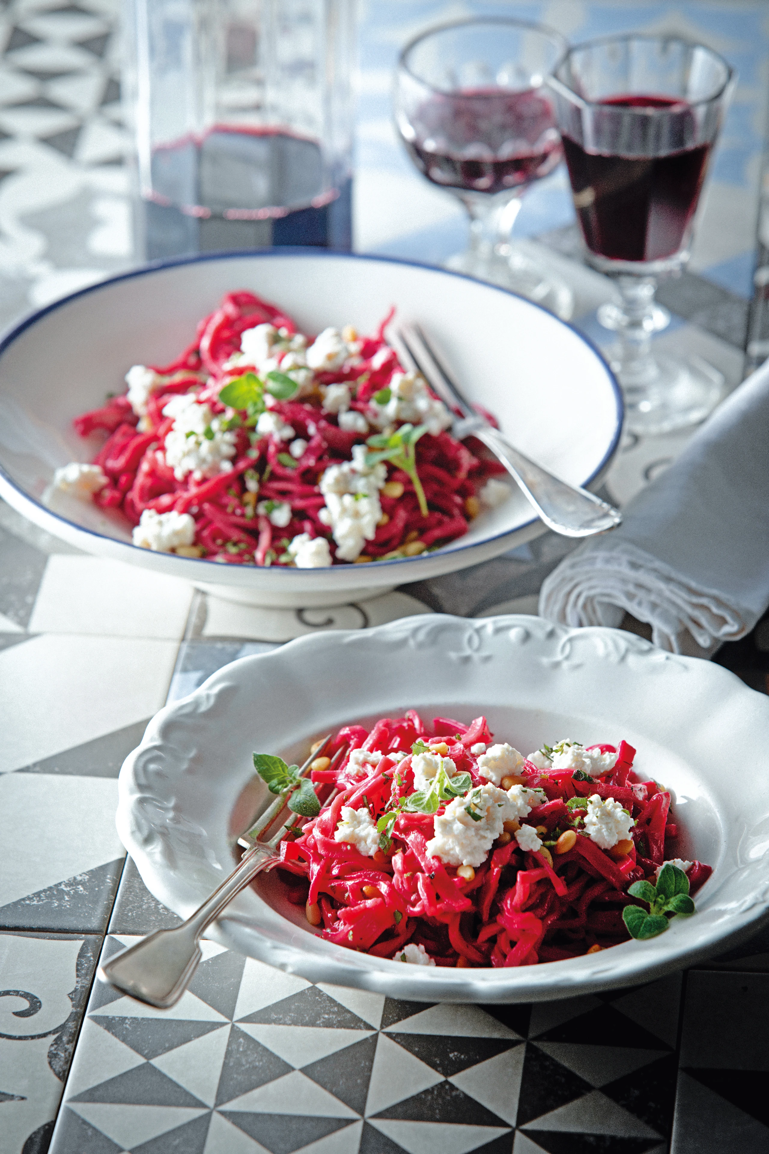 Rote-Rüben-Pasta mit Pignoli und Ricotta