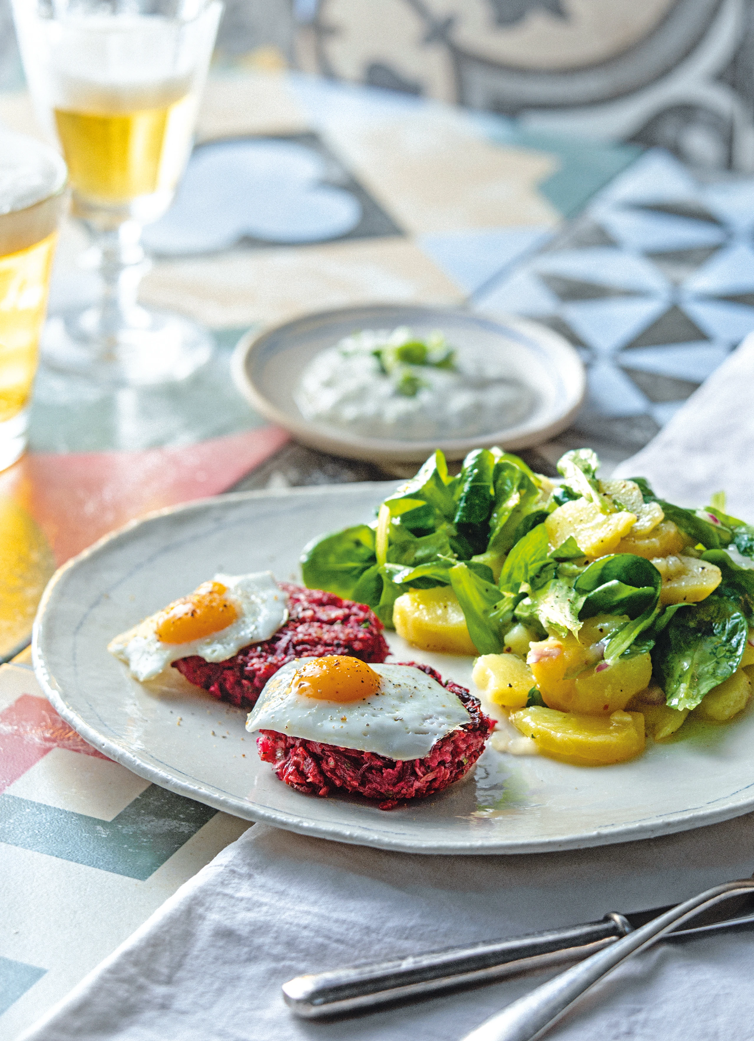 Rote-Rüben-Laibchen mit Erdäpfel-Vogerlsalat