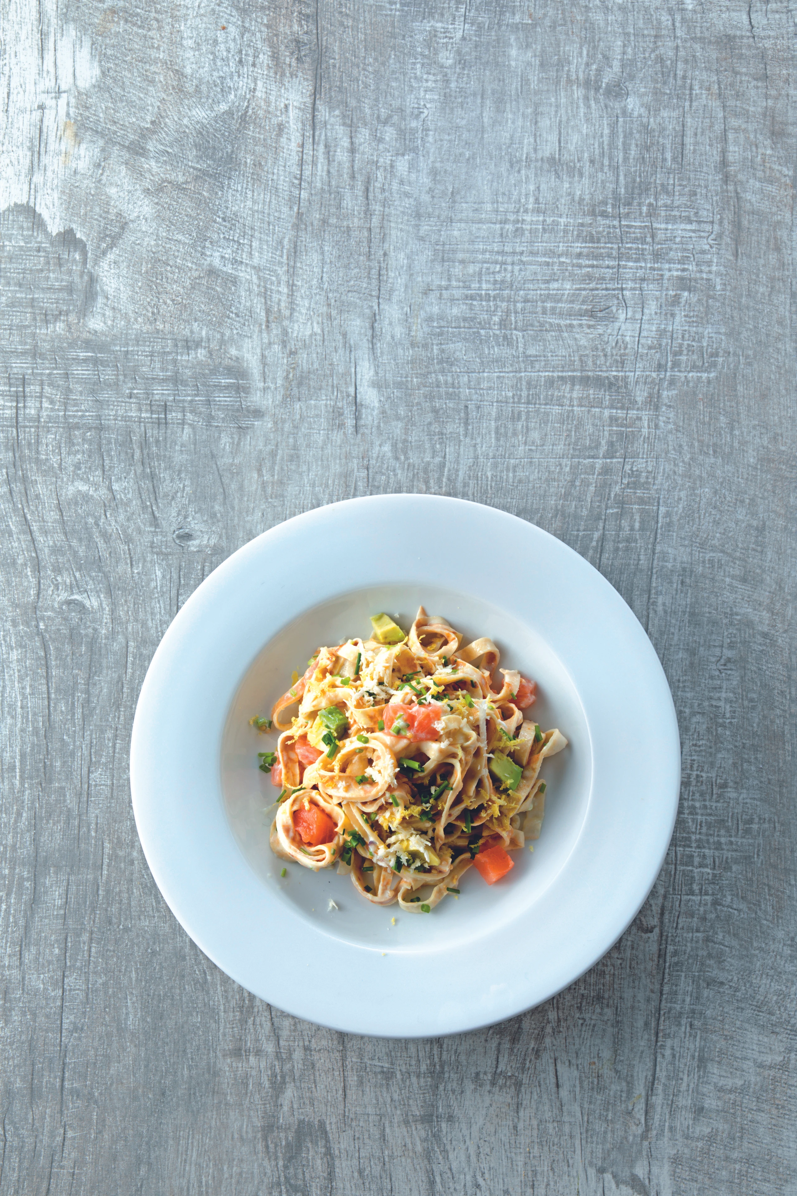 Frittatenpasta mit Räucherlachs, Avocado und Kren