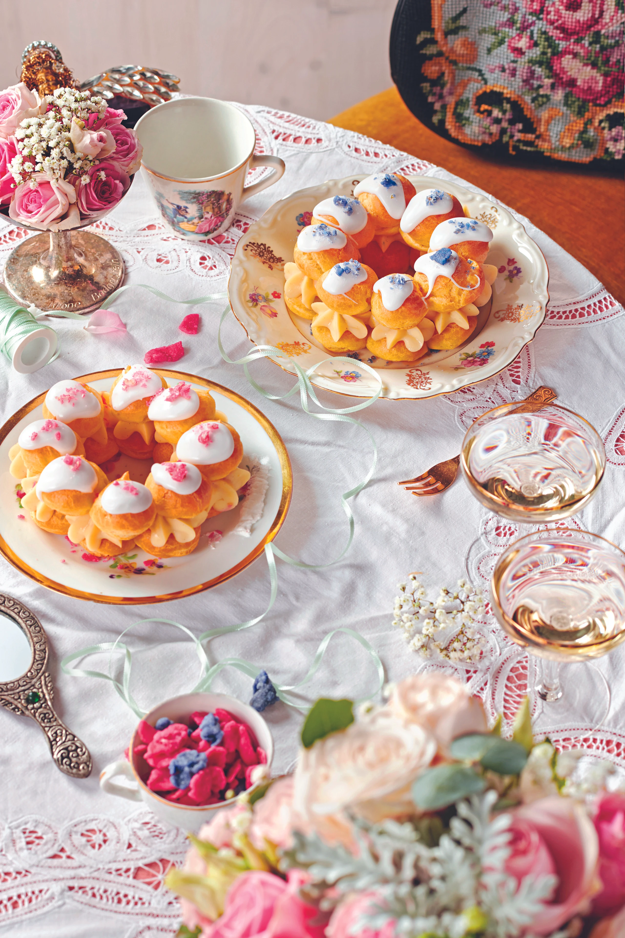 Brandteigkränzchen mit Crème Pâtissière & kandierten Blüten