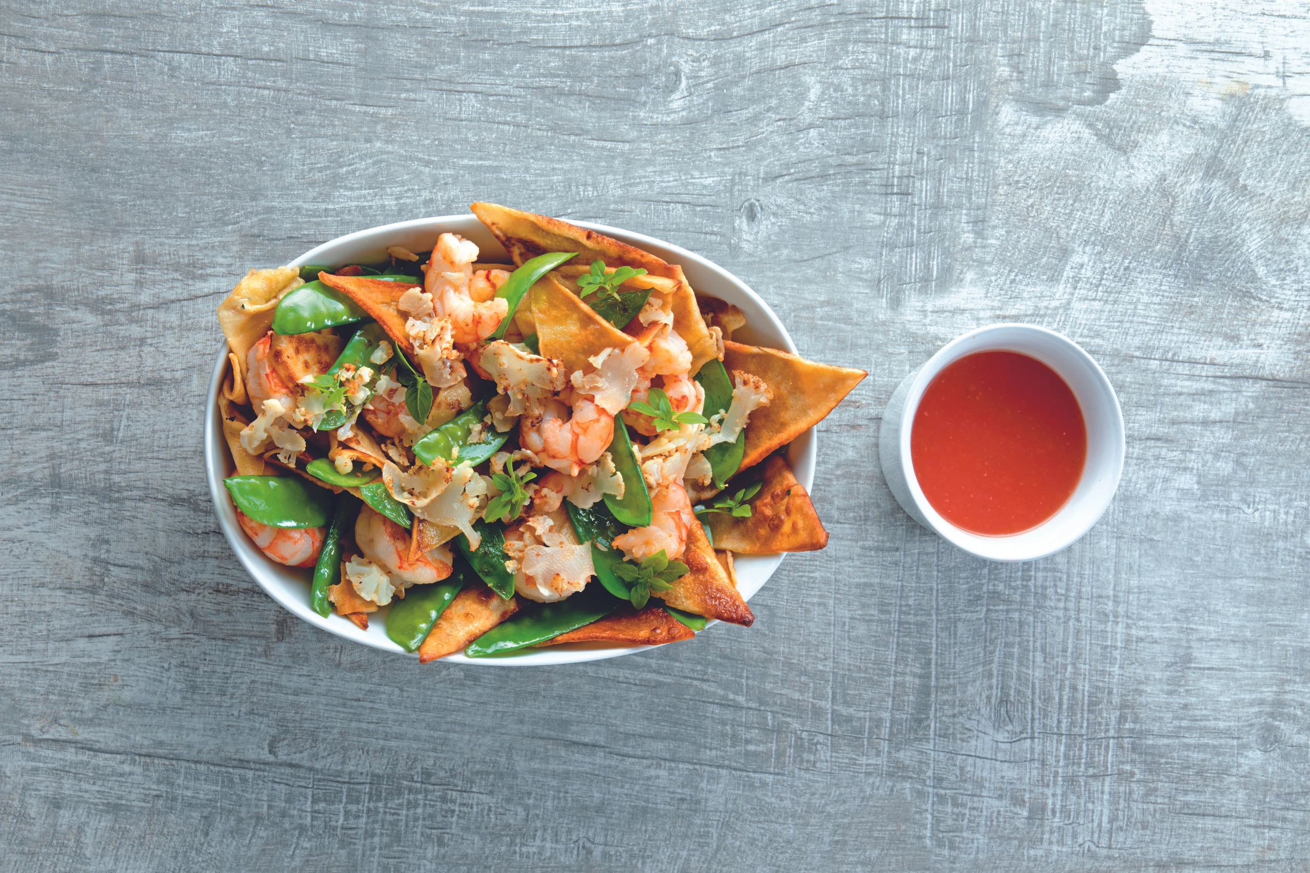 Palatschinkengröstl mit Garnelen, Karfiol und Zuckerschoten