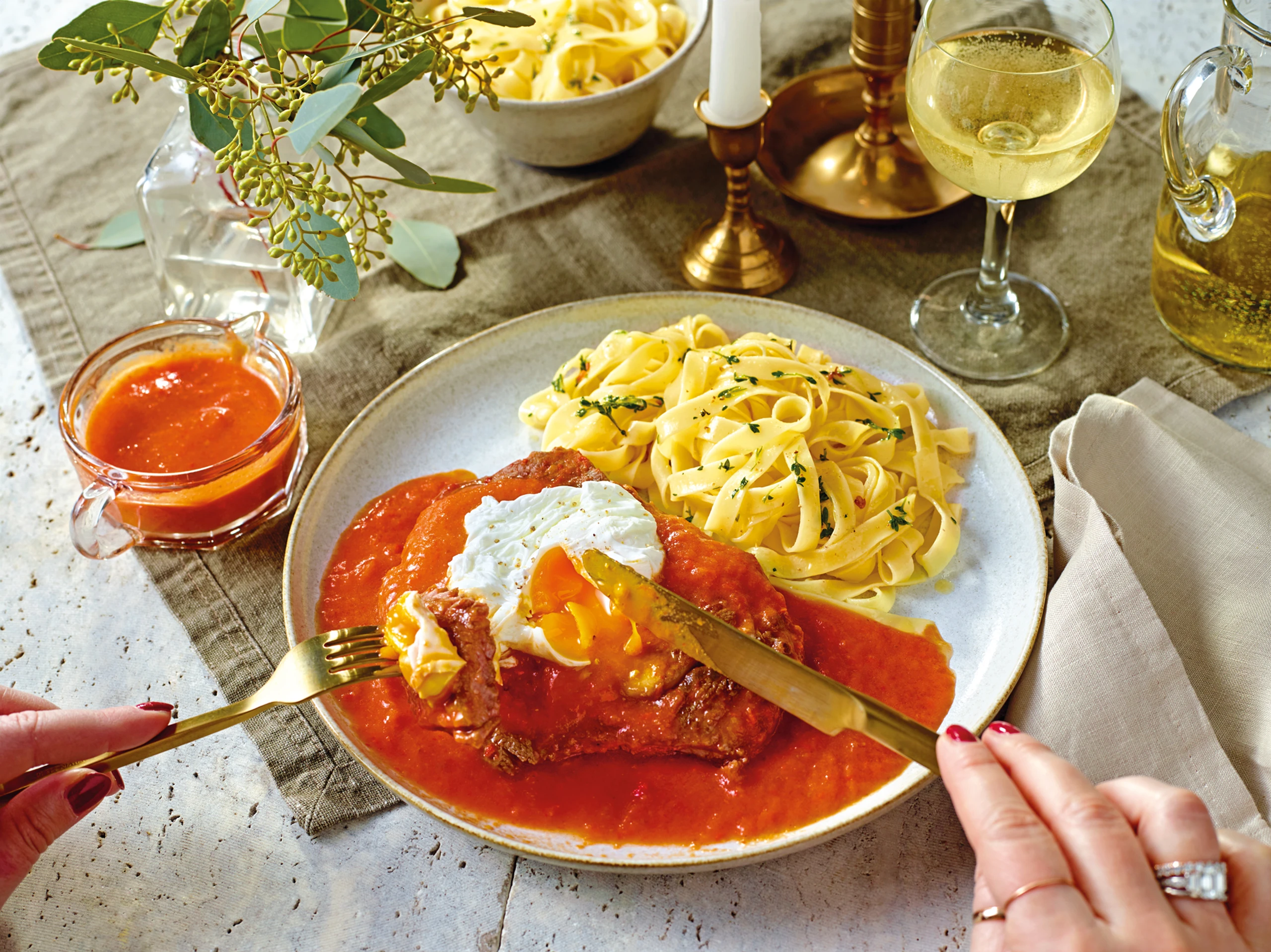 Rostbraten mit Paprikasauce, pochiertem Ei und Tagliatelle