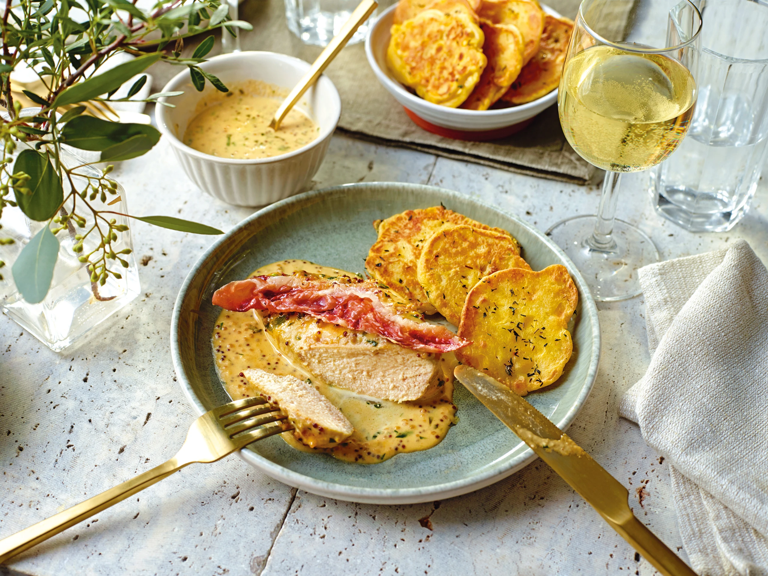 Hühnerbrustfilet mit Senf-Oberssauce, Prosciutto und Maiskrapferln