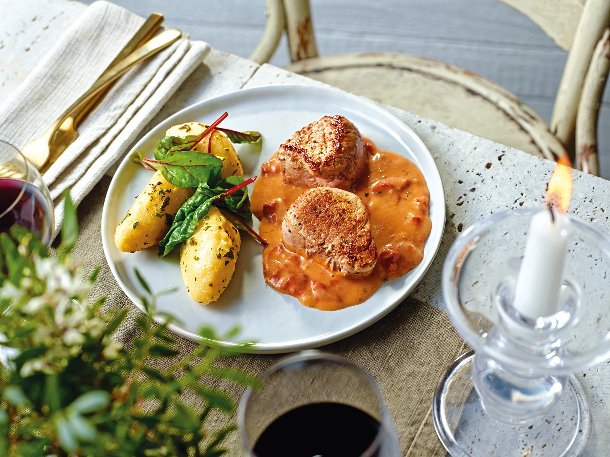 Schweinsfilet mit Käsesauce und Polentanockerln