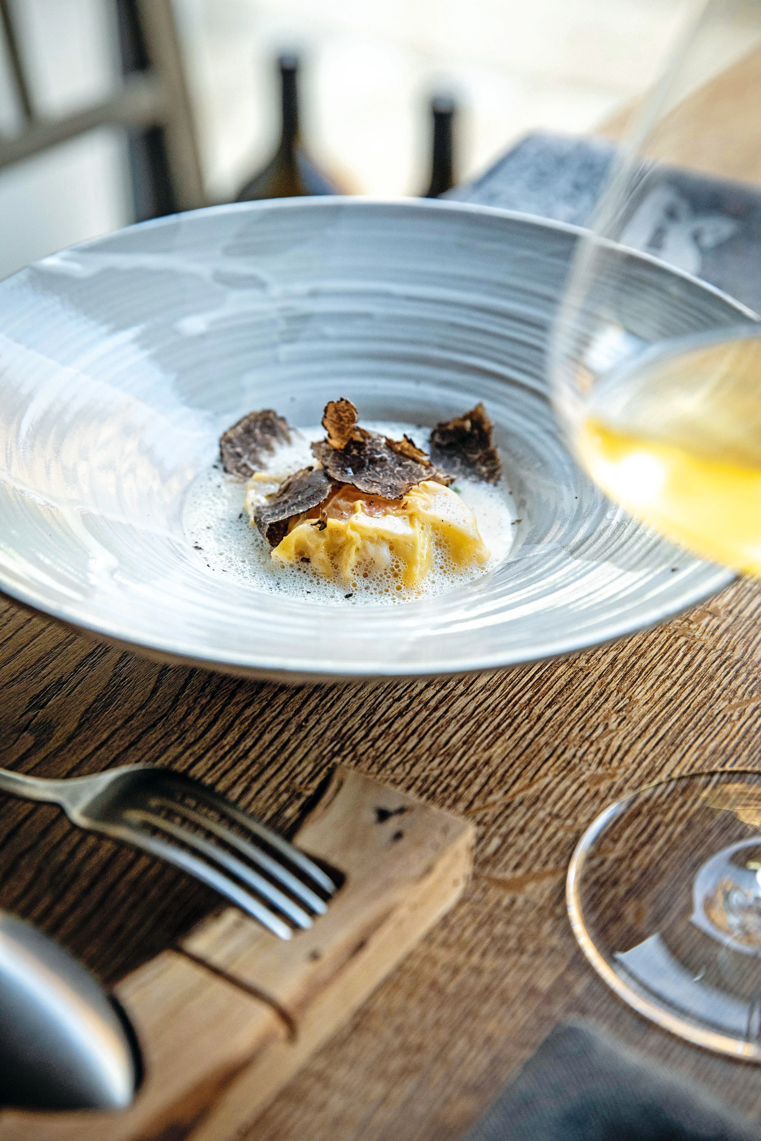 Raviolo mit Parmesanemulsion und schwarzem Trüffel