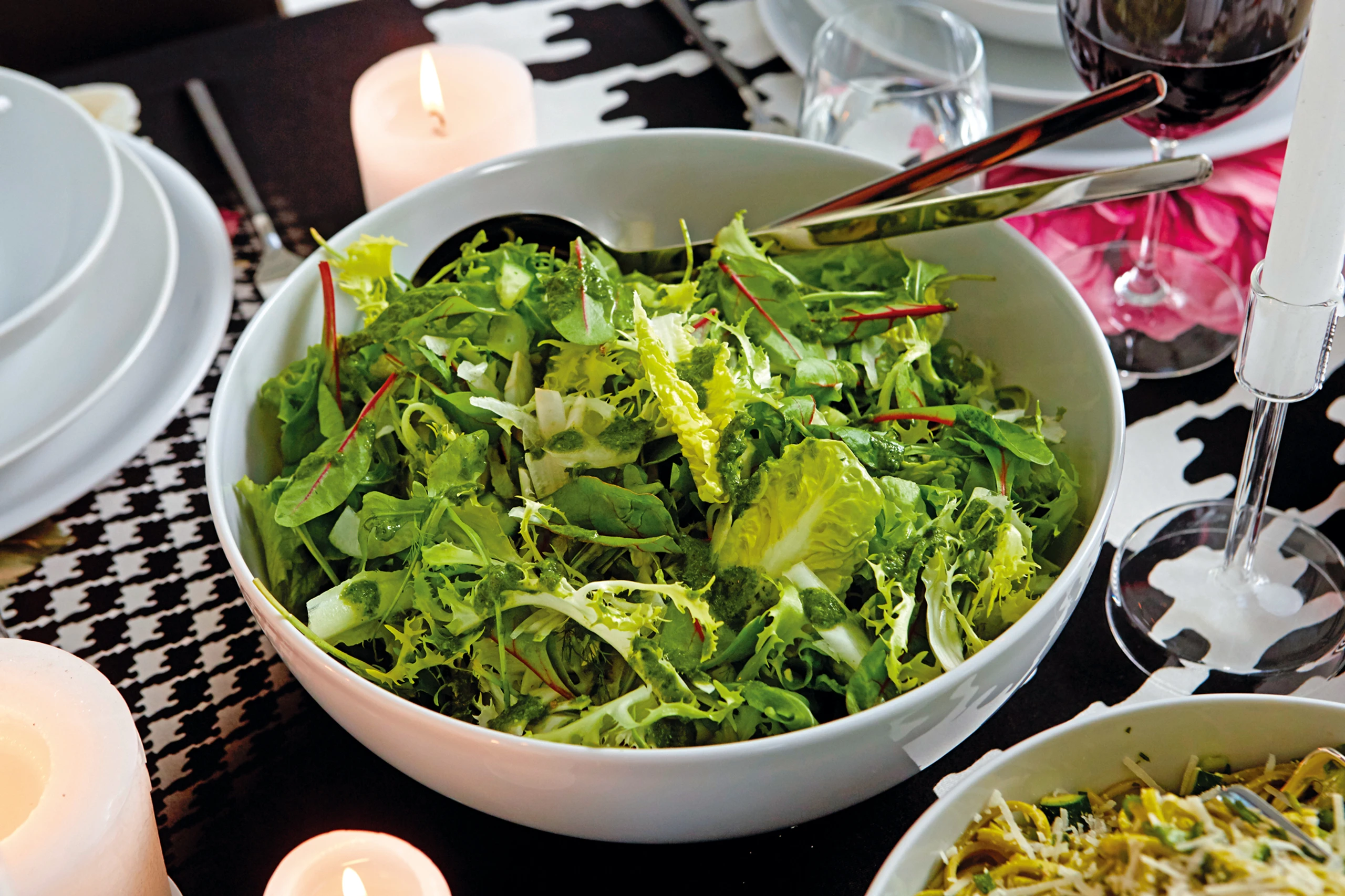 Salat mit Salsa verde, Fenchel und Minigurken