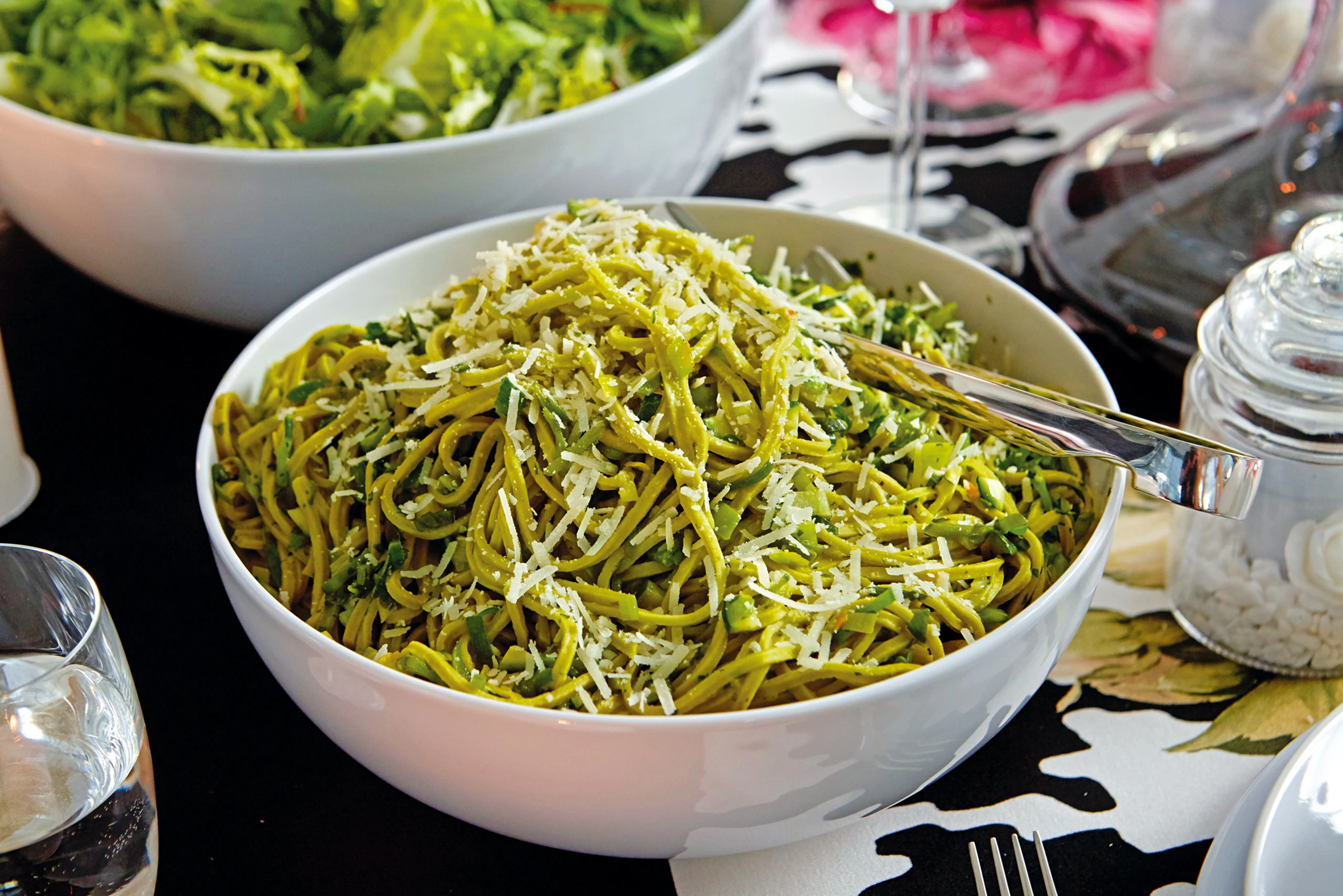 Spinat-Tagliolini mit Kräuter-Gemüsesauce