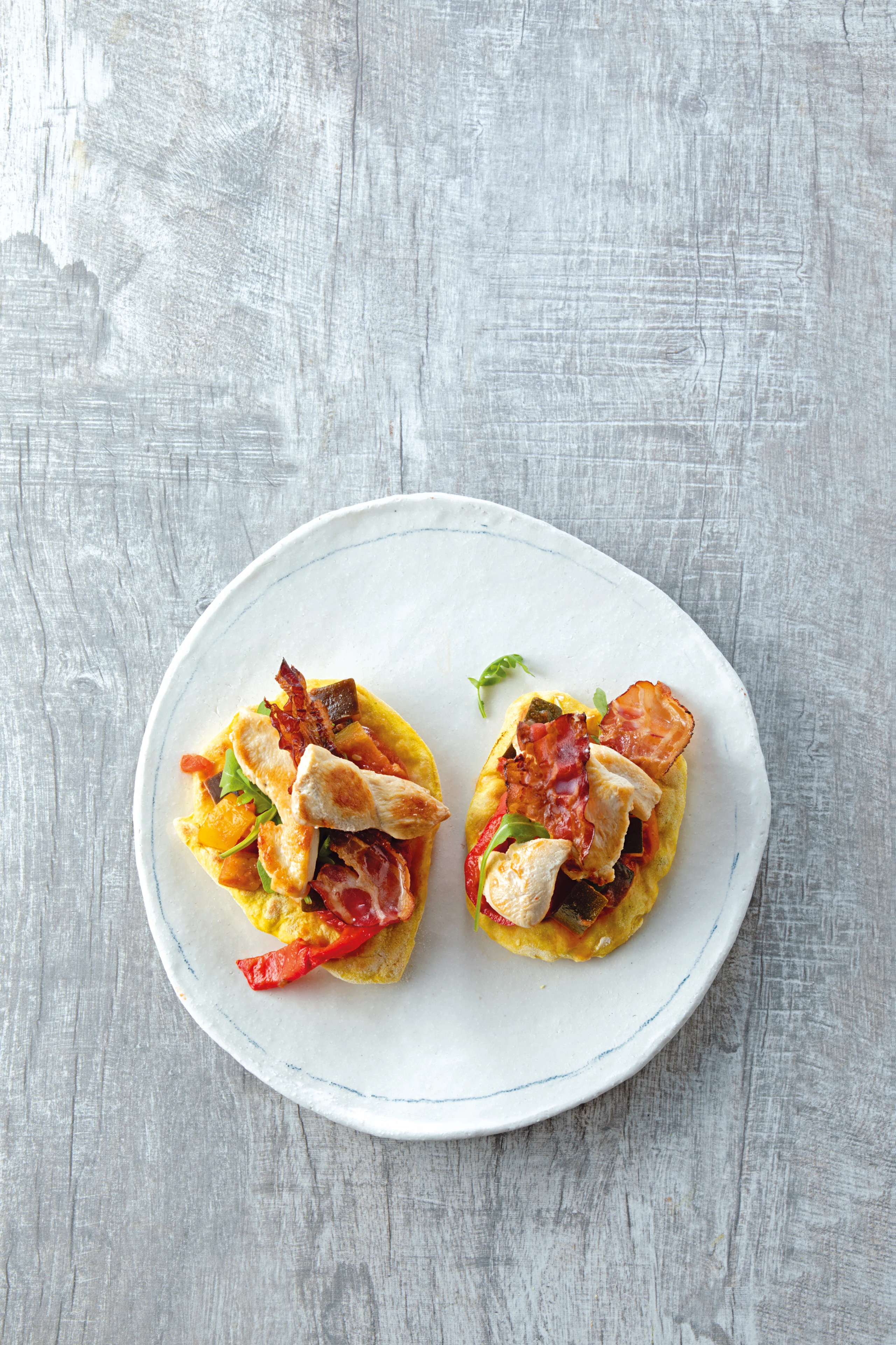 Schnelles Pfannenbrot mit Hühnerstreifen und knusprigem Speck