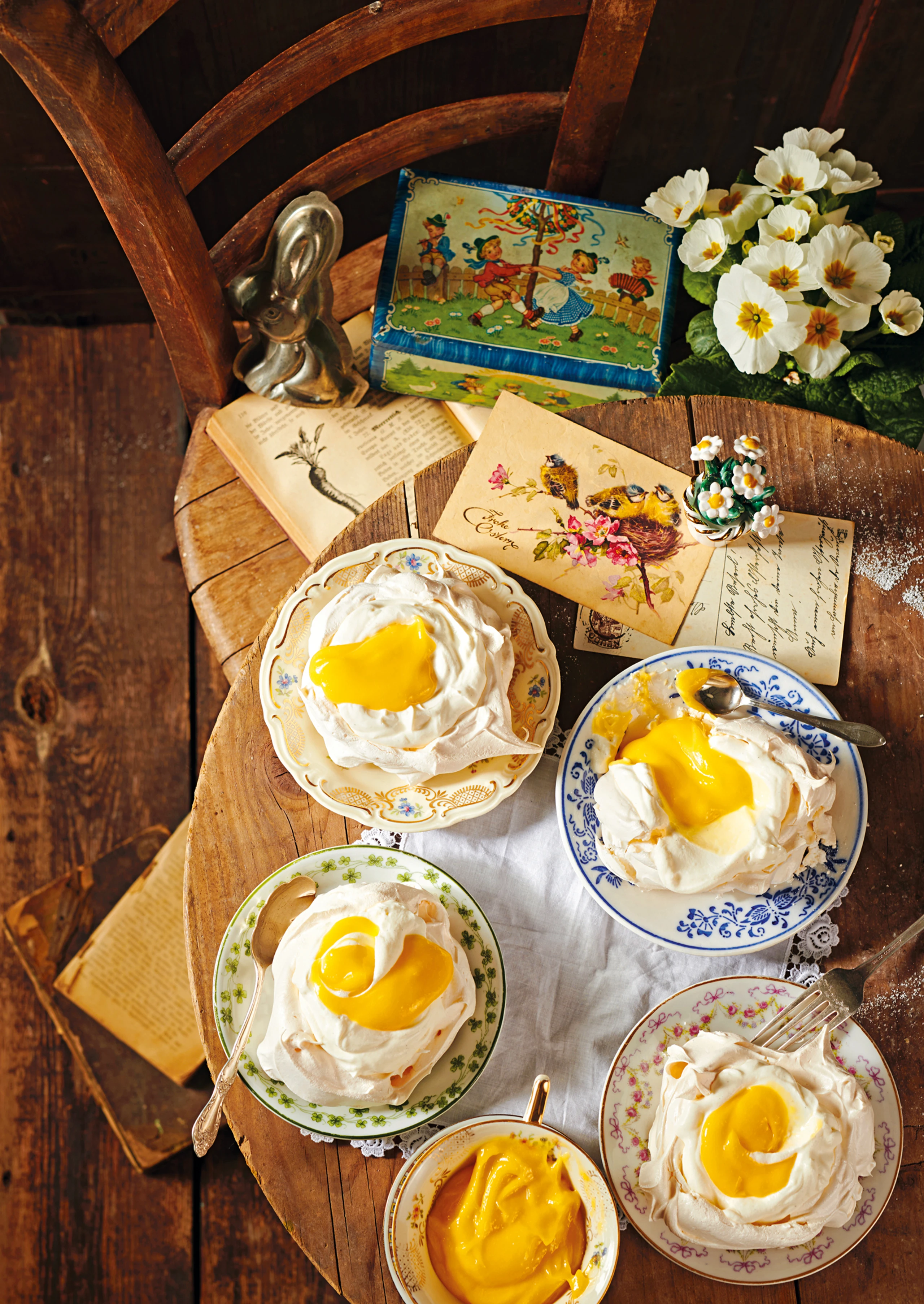 Mini-Pavlovas mit Vanillejoghurt und Lemon Curd