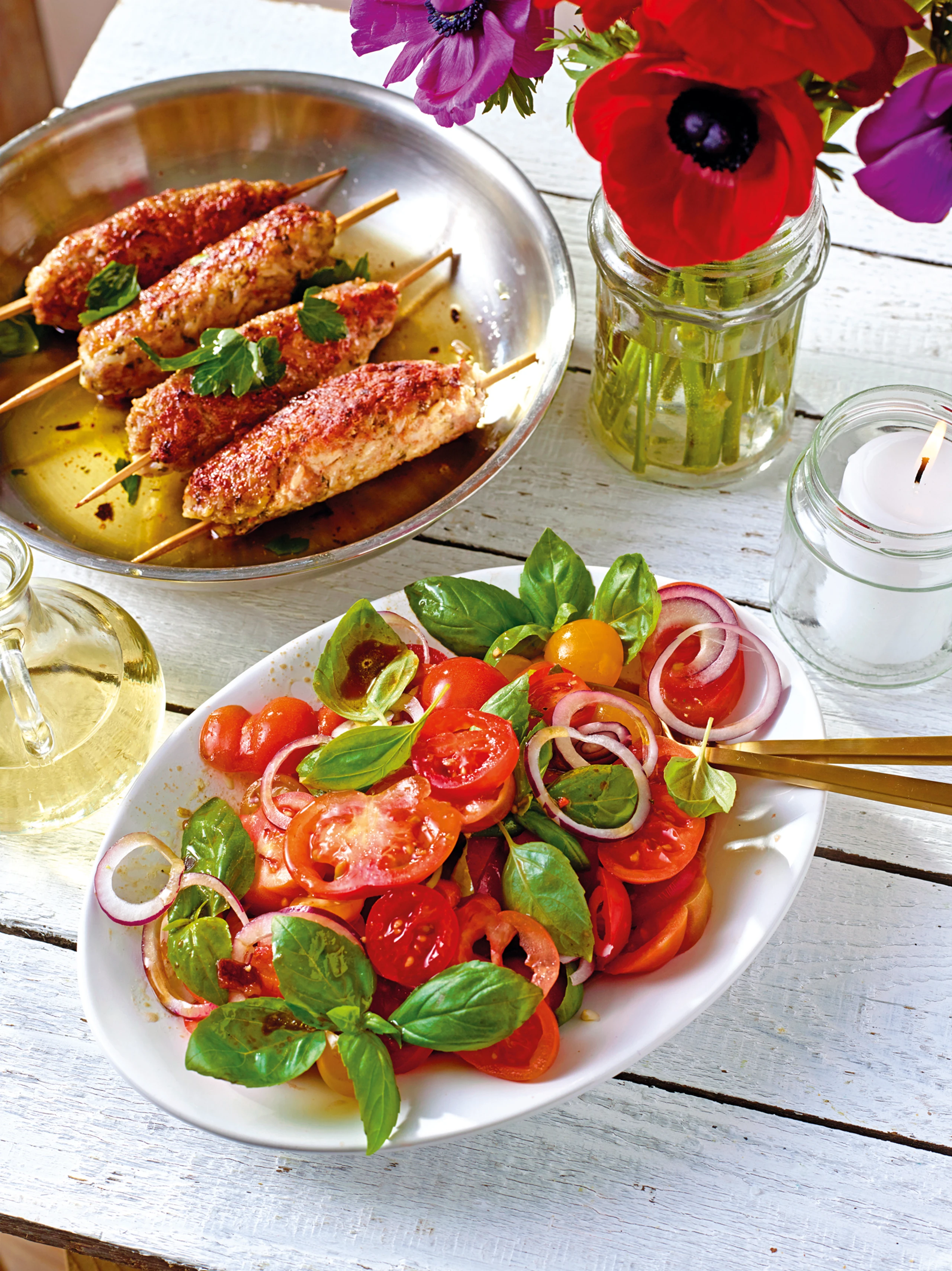 Paradeissalat mit Fleisch-Spießen