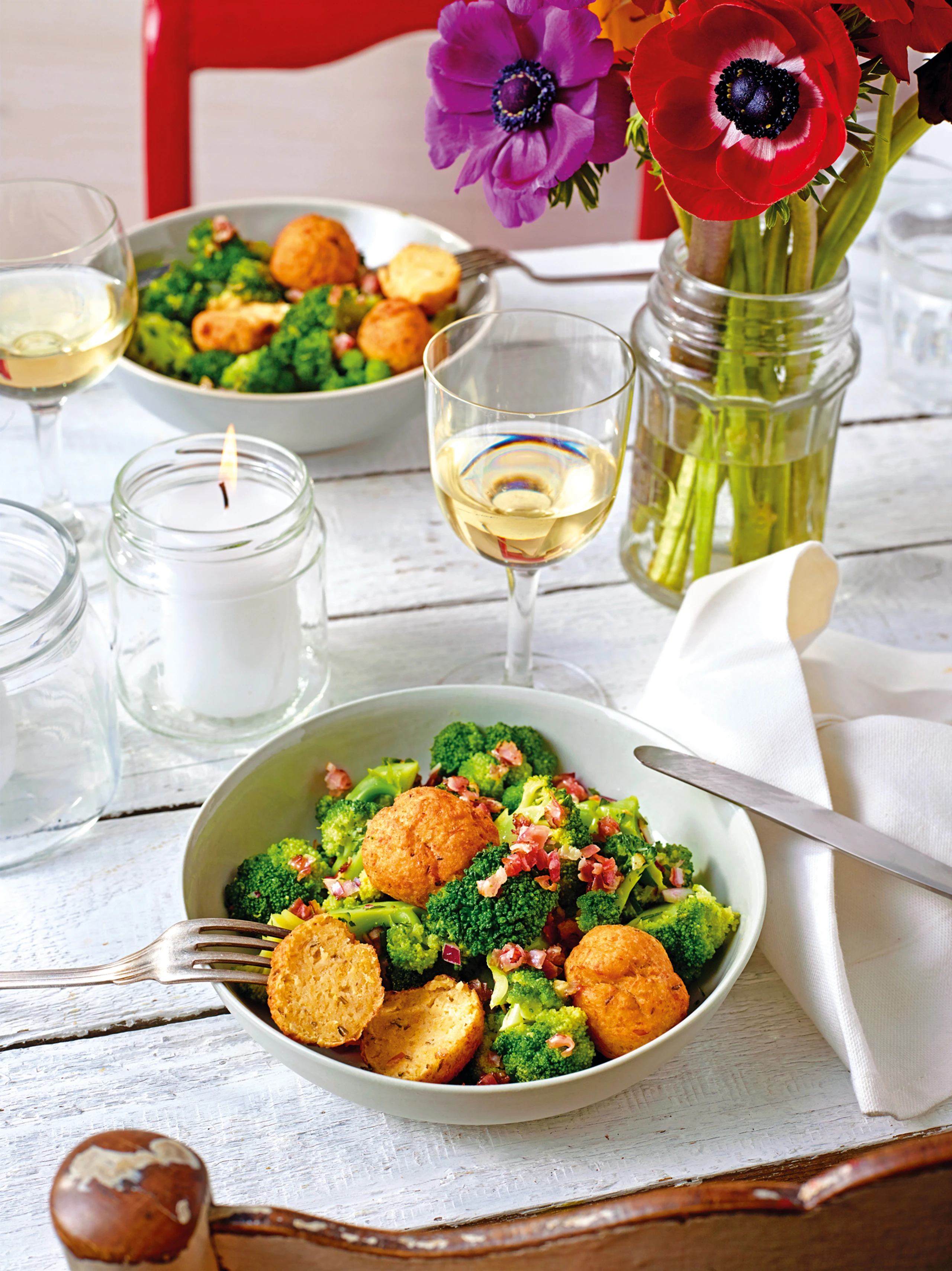 Brokkolisalat mit Speck und Käsebällchen
