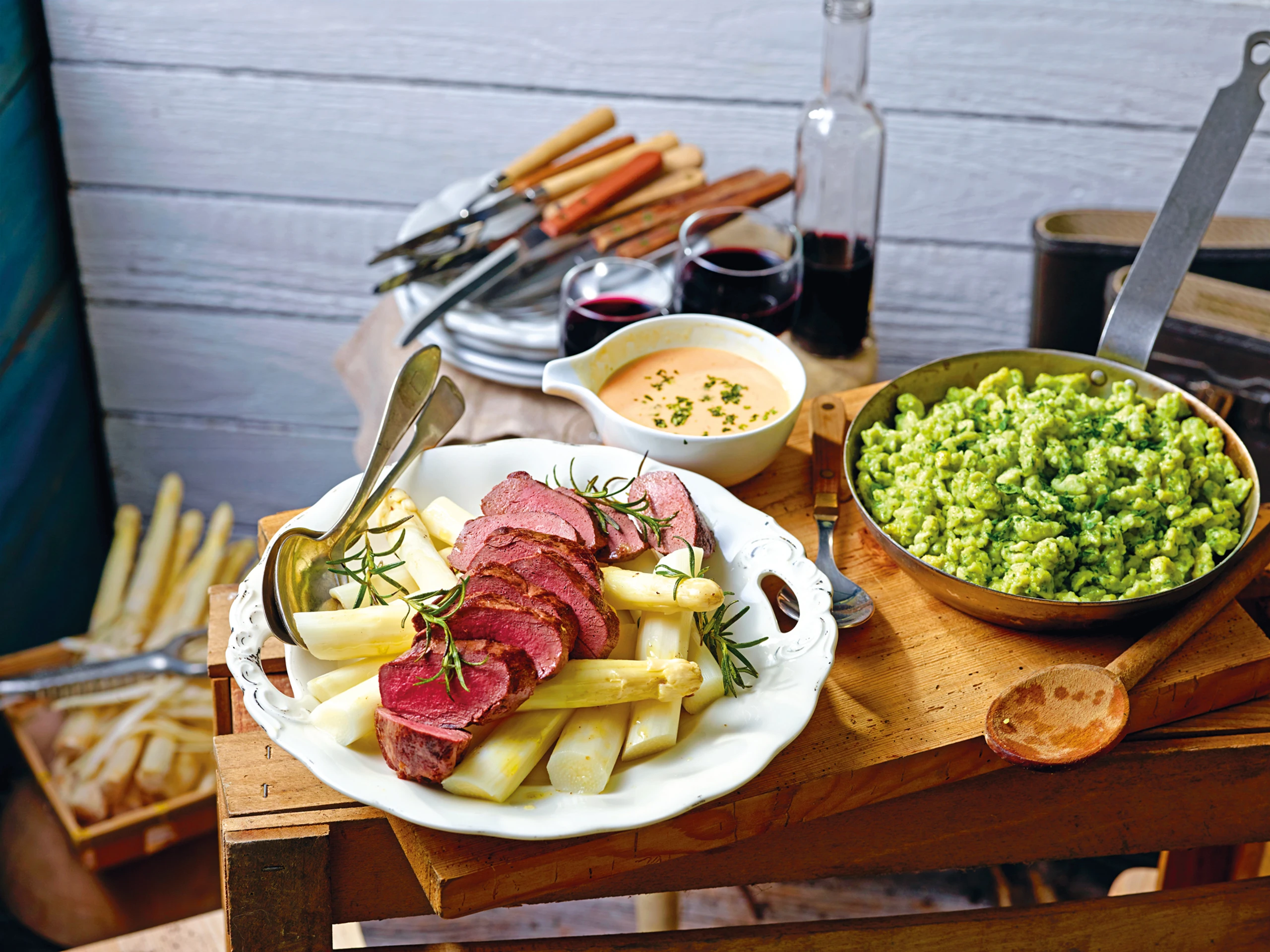 Rehfilet mit Spargel, Rhabarbersauce und Spätzle