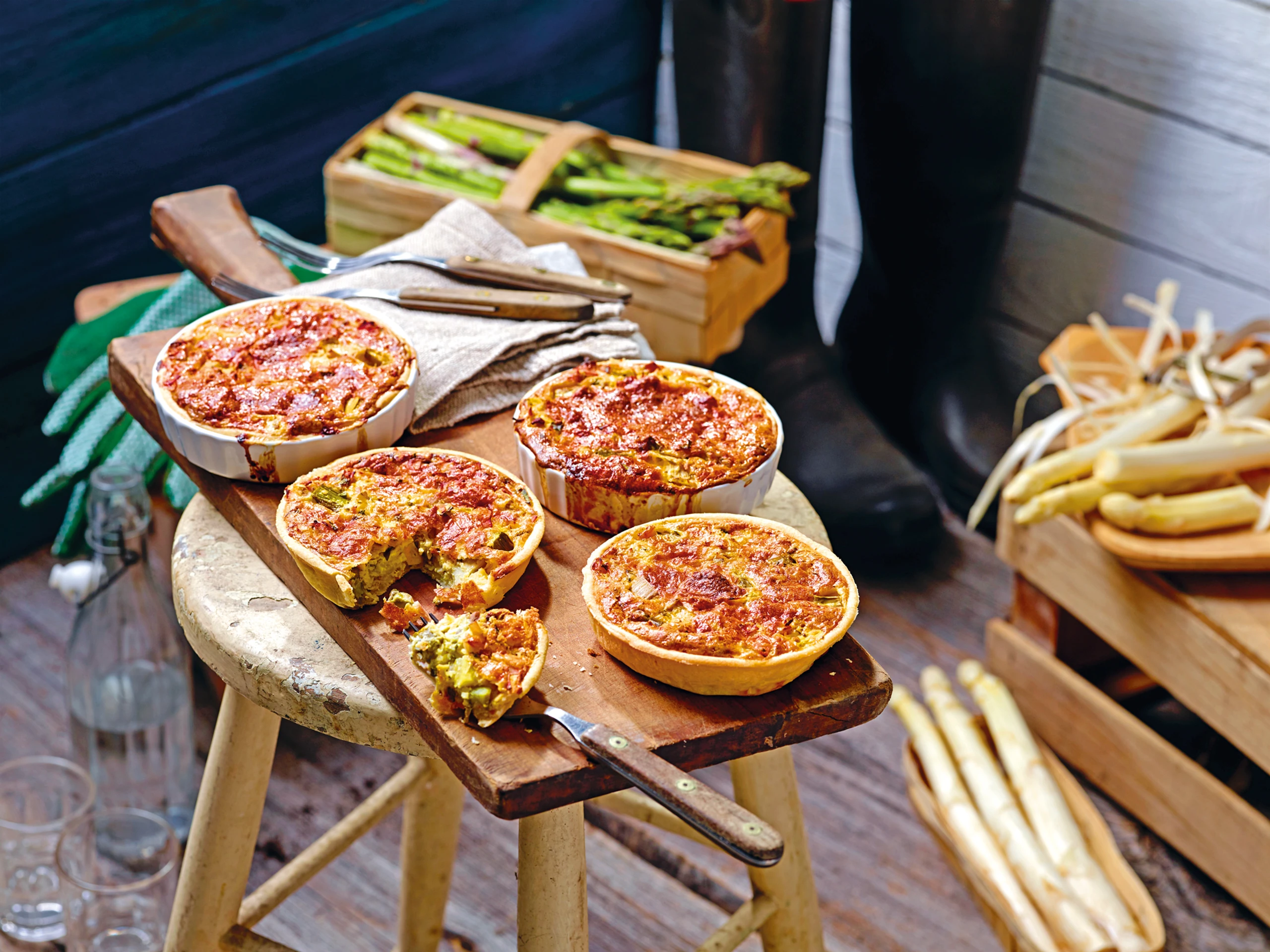 Miniquiche mit Spargel, Artischocken und Schinken