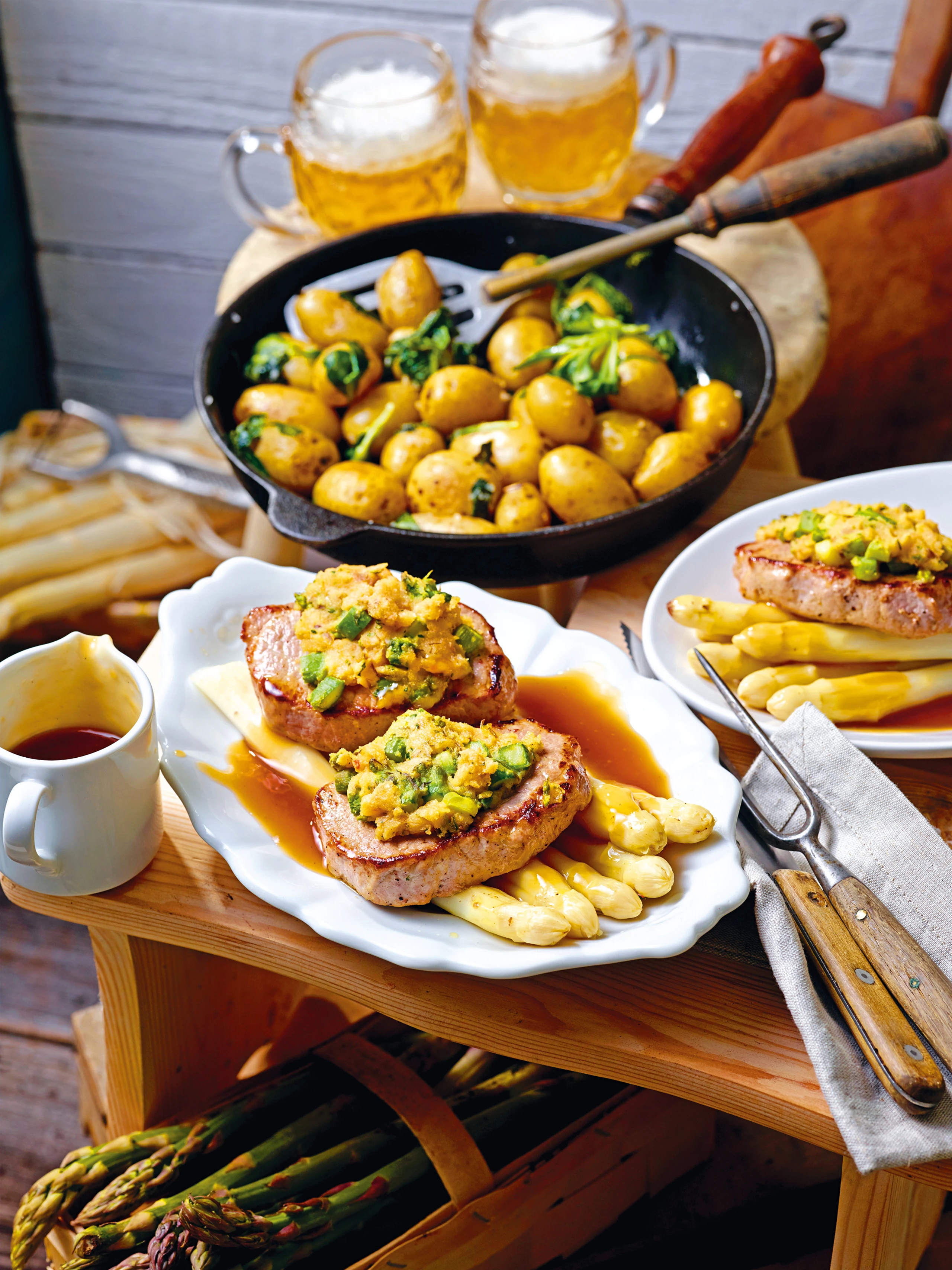 Schweinsfilet mit Spargelkruste und weißem Spargel