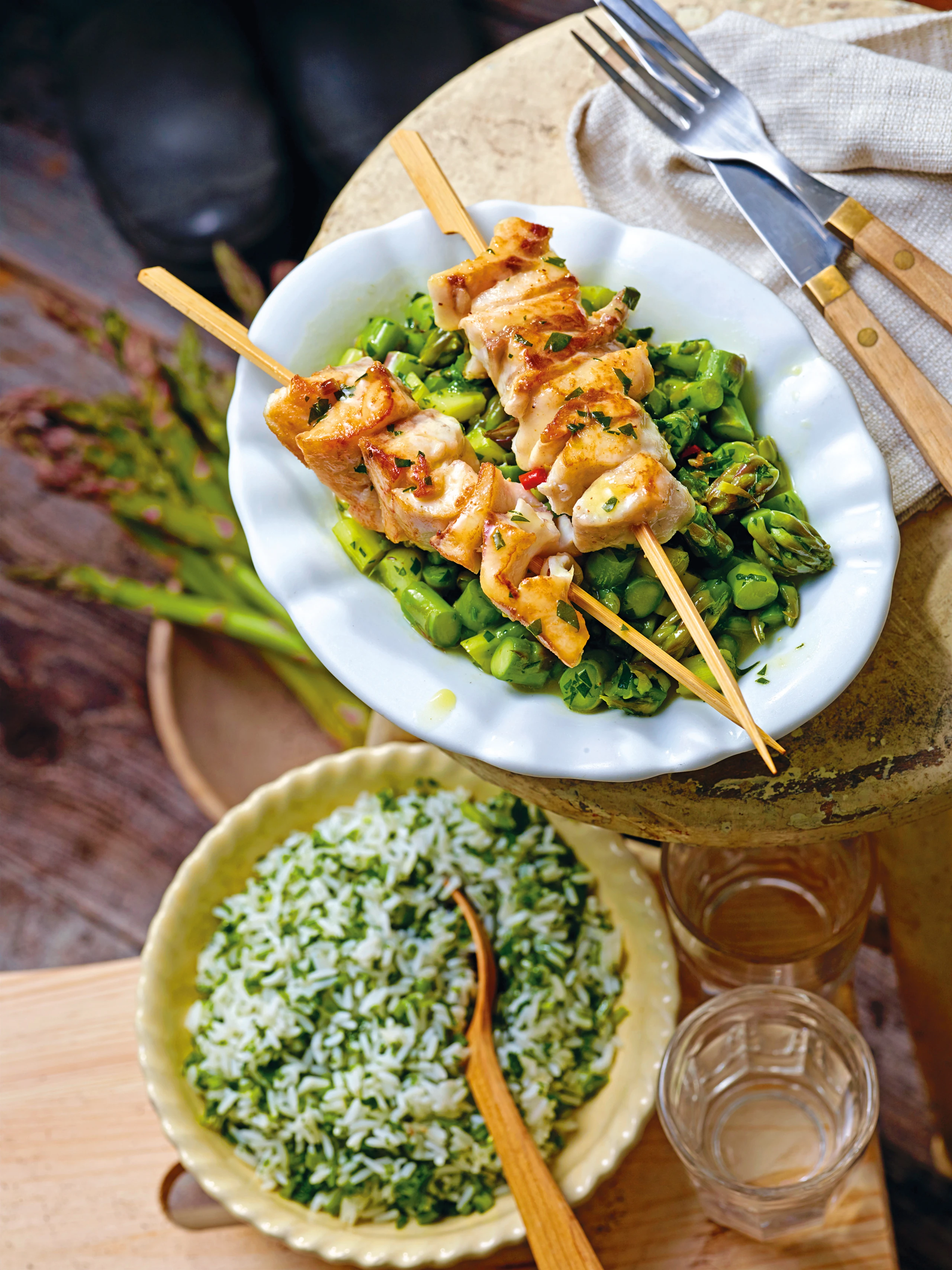 Fischspieße mit grünem Spargel, Limettensauce und Reis