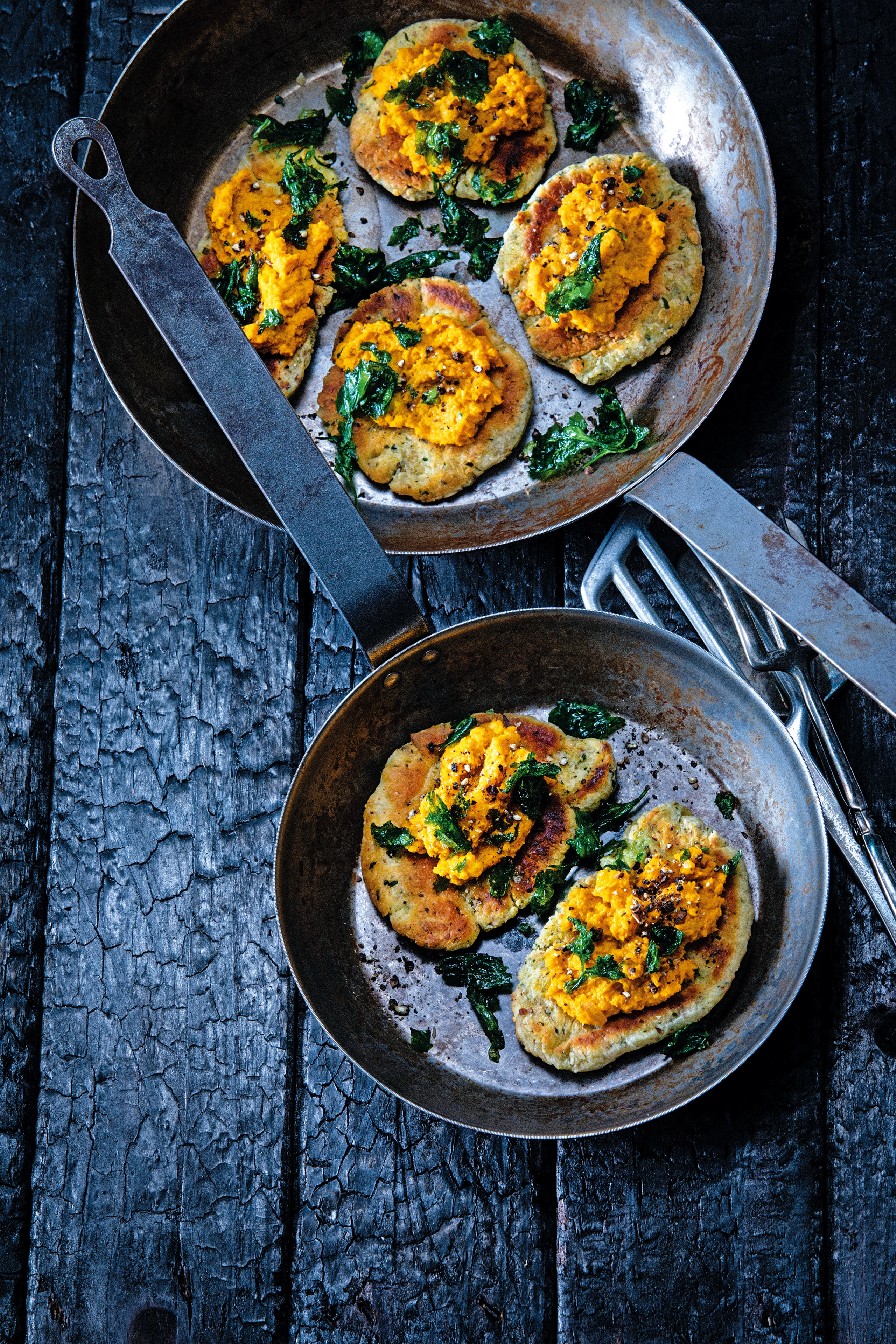 Kräuterfladen mit Gemüsehummus