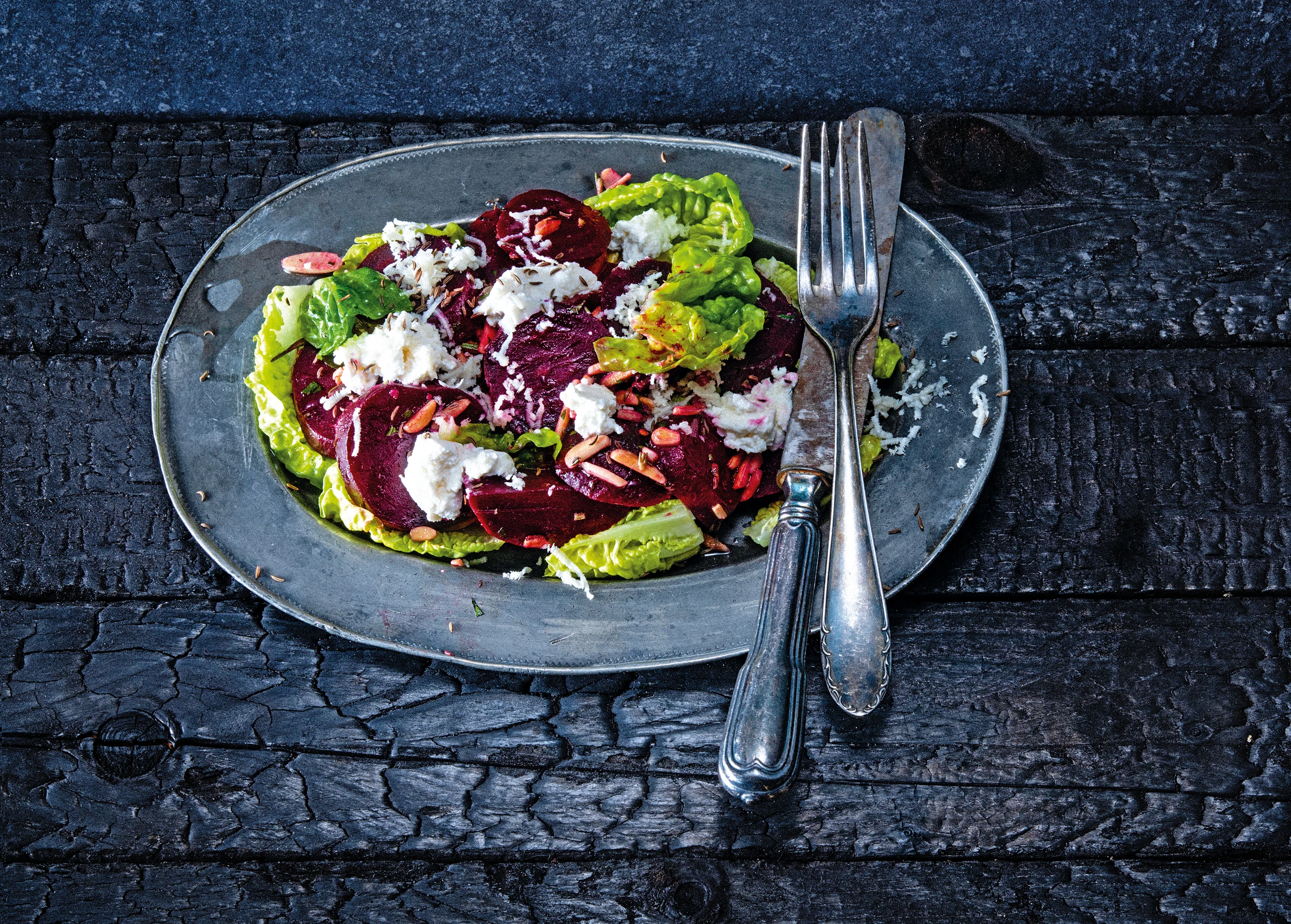 Rote Rüben mit Salatherzen, Kren und Ricotta