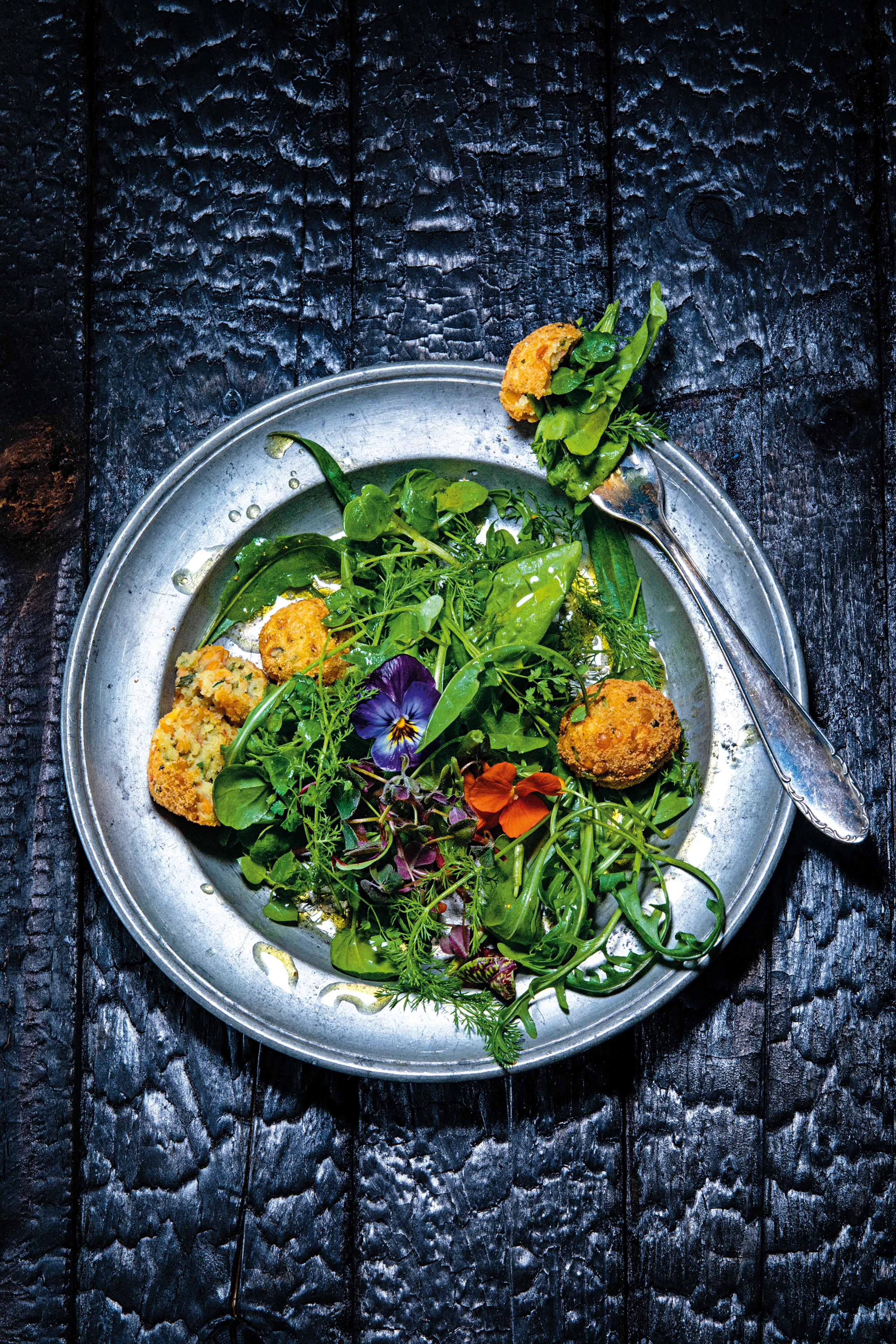 Kräutersalat mit Erdäpfel-Linsenbällchen