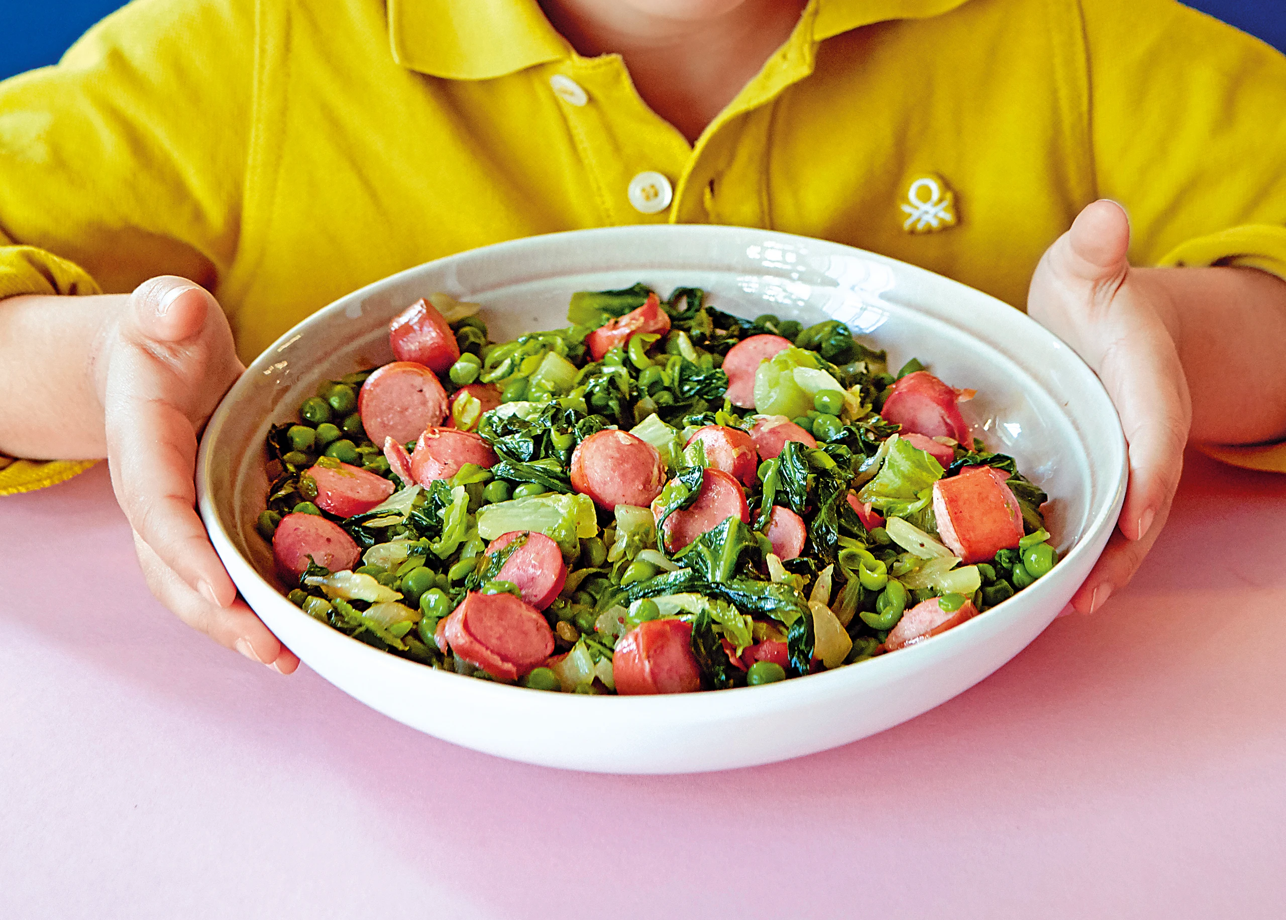 Erbsen mit Kochsalat und Würstel