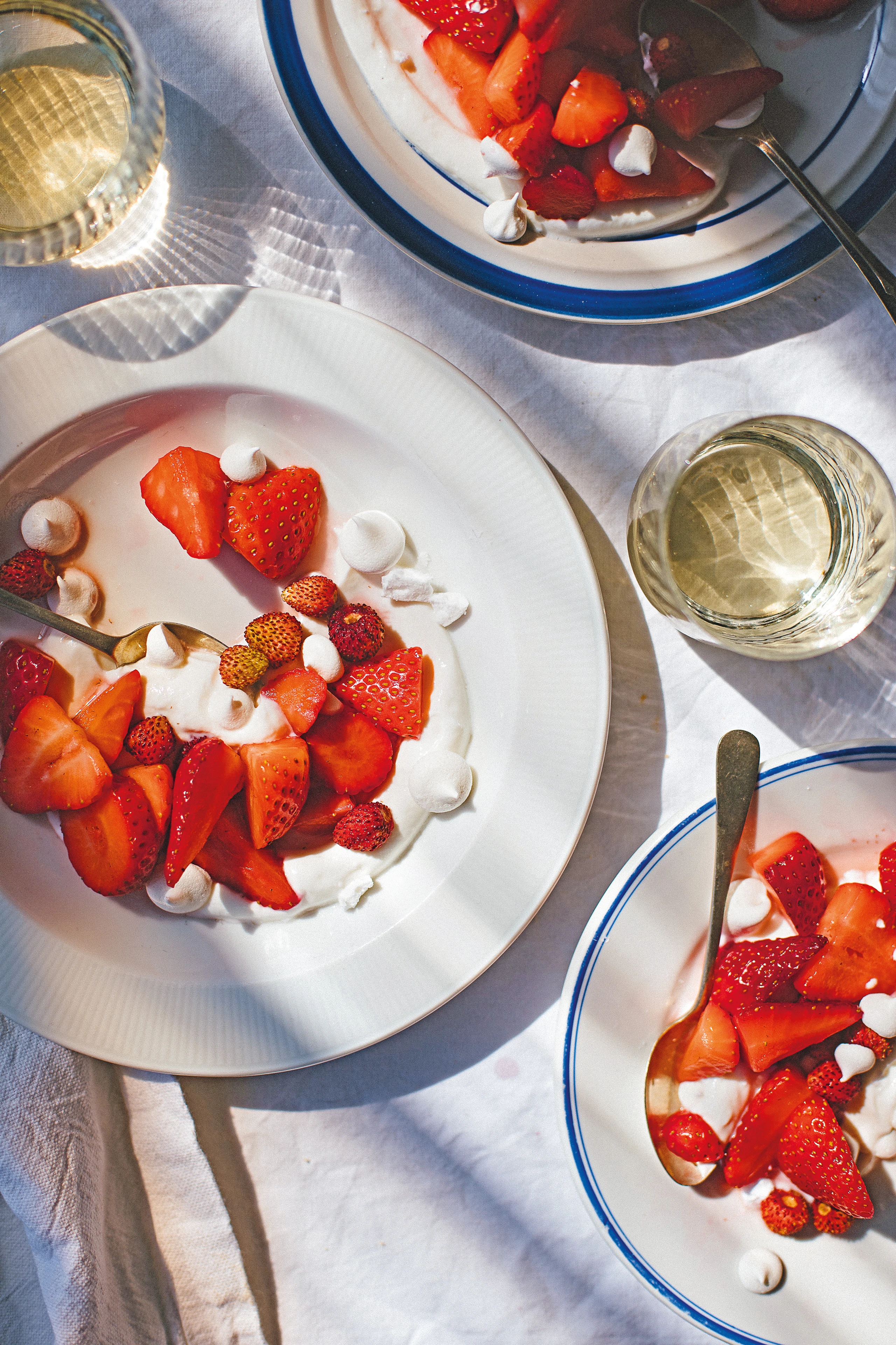 Joghurtcreme mit marinierten Erdbeeren