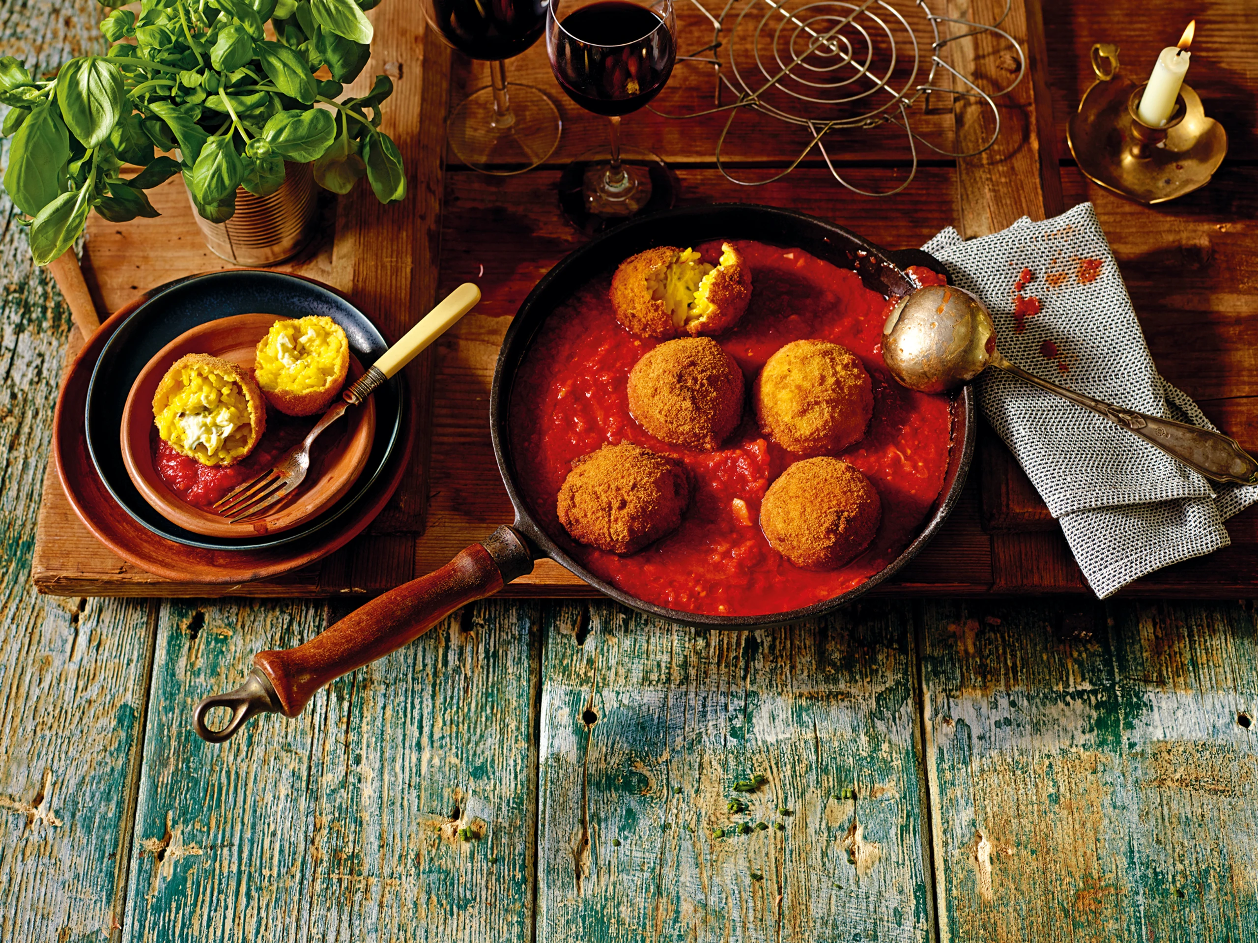 Knusprige Arancini: Risottobällchen in Paradeissauce