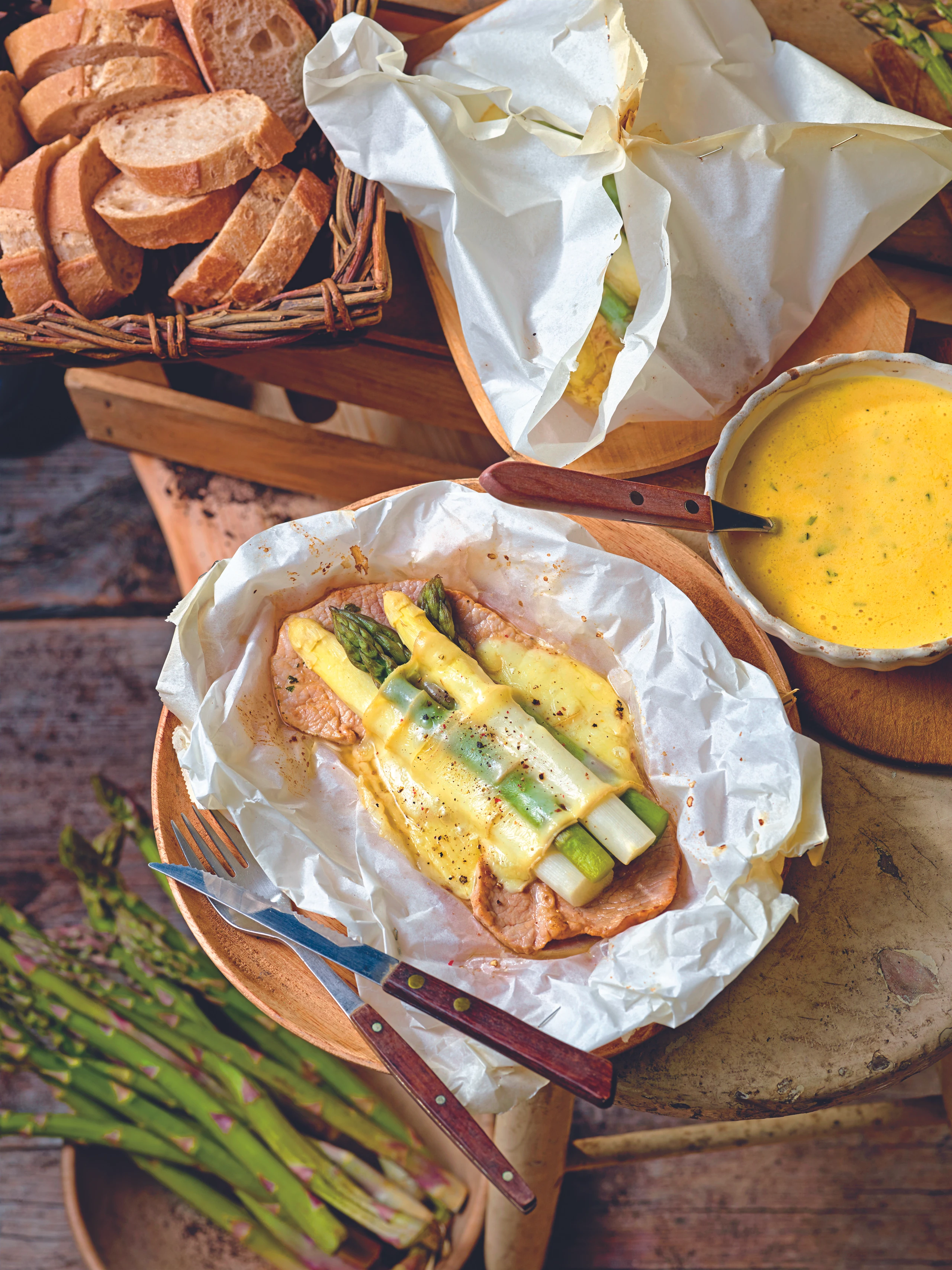 Kalbsschnitzel mit Spargel und Orangen-Estragonsauce
