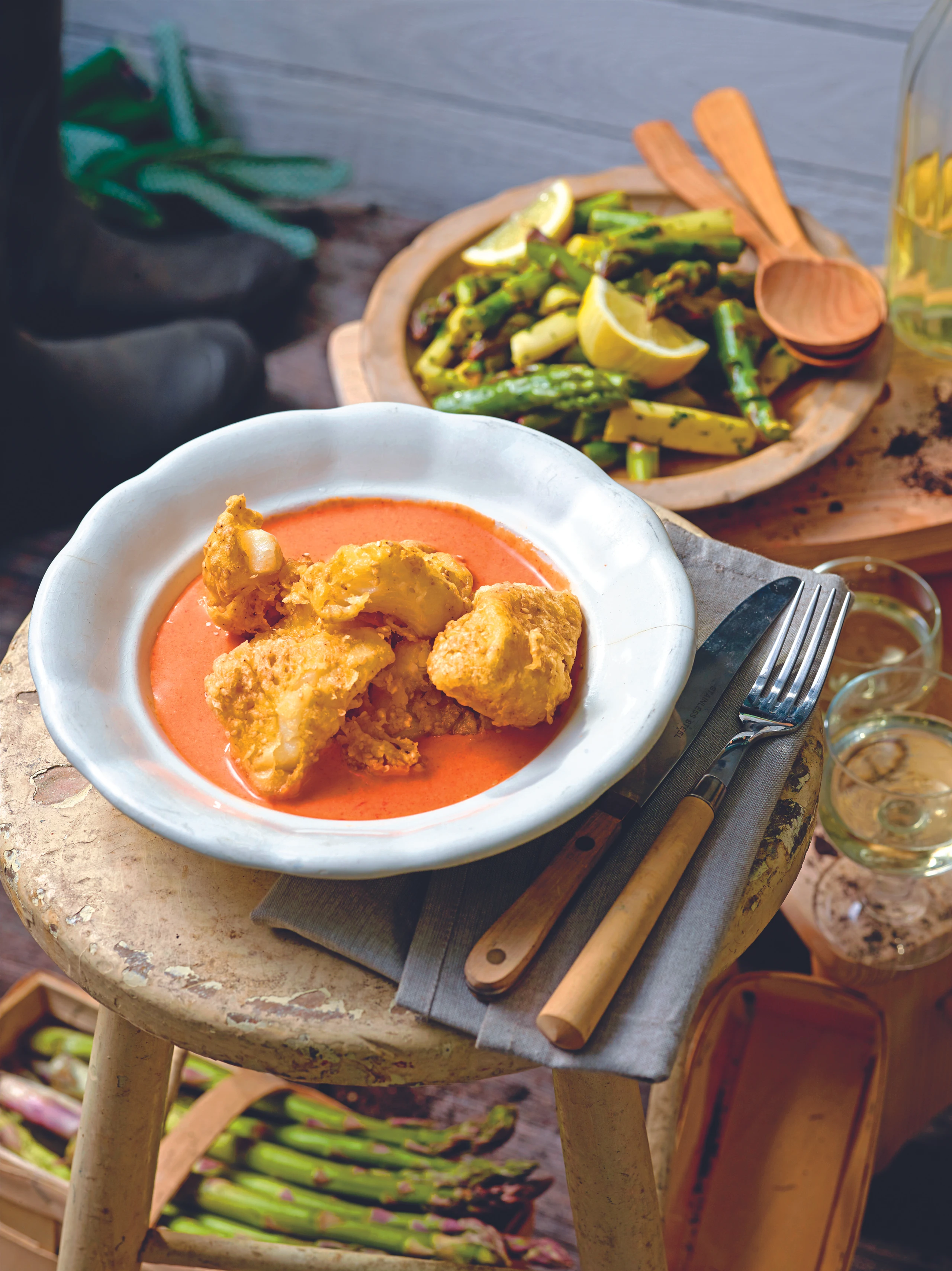 Scholle im Sesam-Weinteig mit Paprikasauce und grünem Spargel