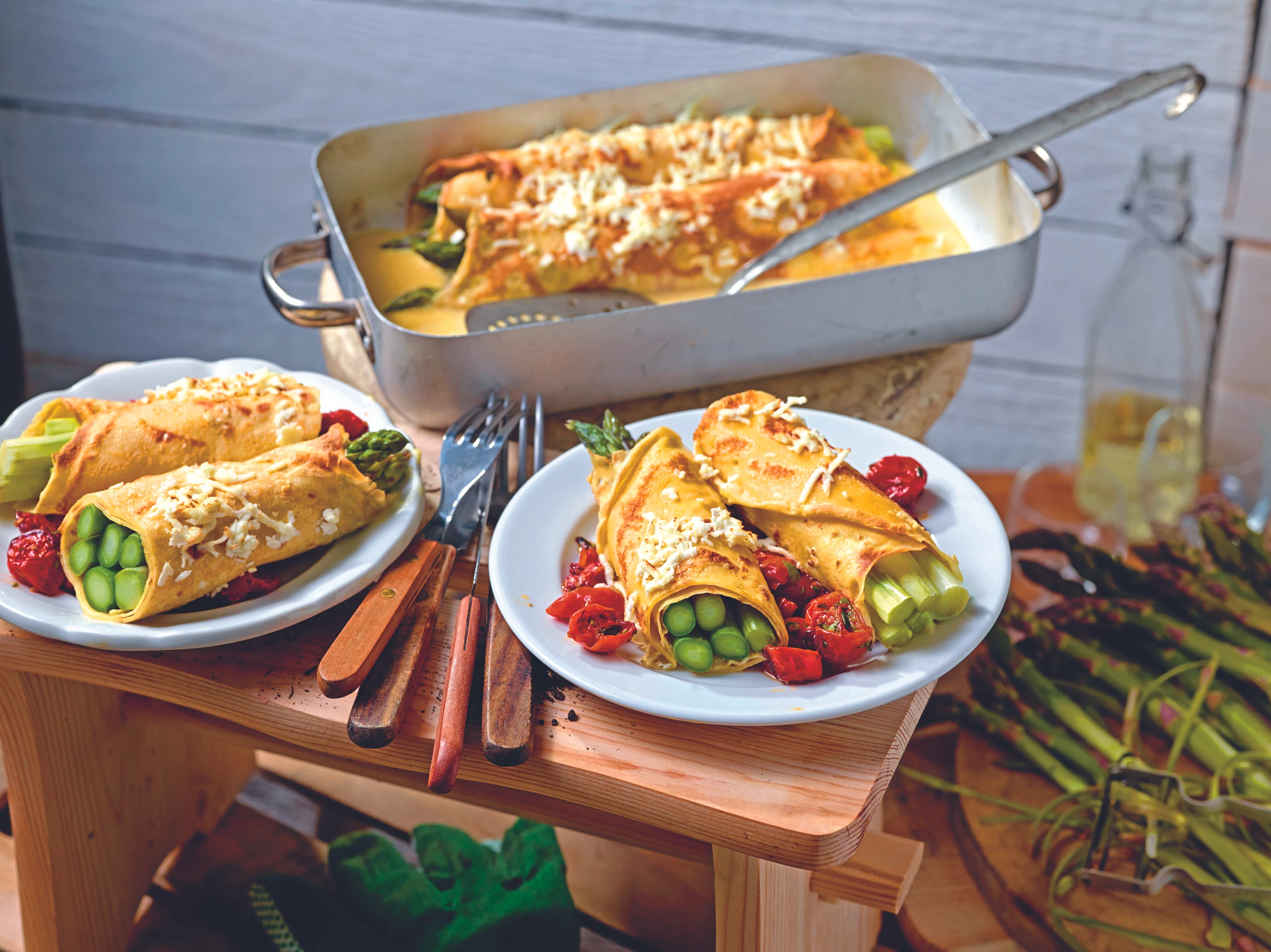 Palatschinken mit grünem Spargel, Schmorparadeisern und Käsesauce