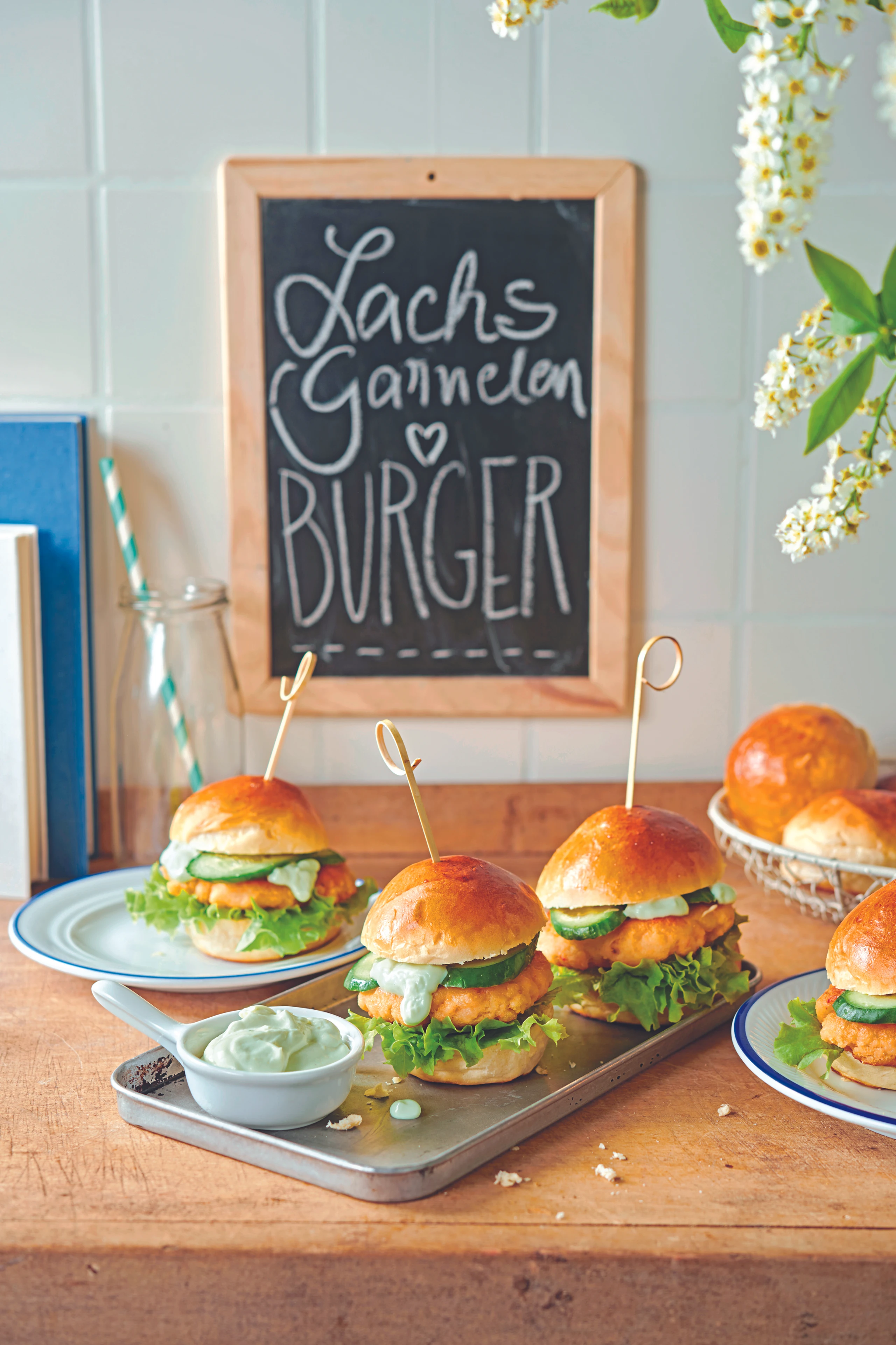 Lachs-Garnelenburger mit Wasabi-Mayonnaise und Honiggurken