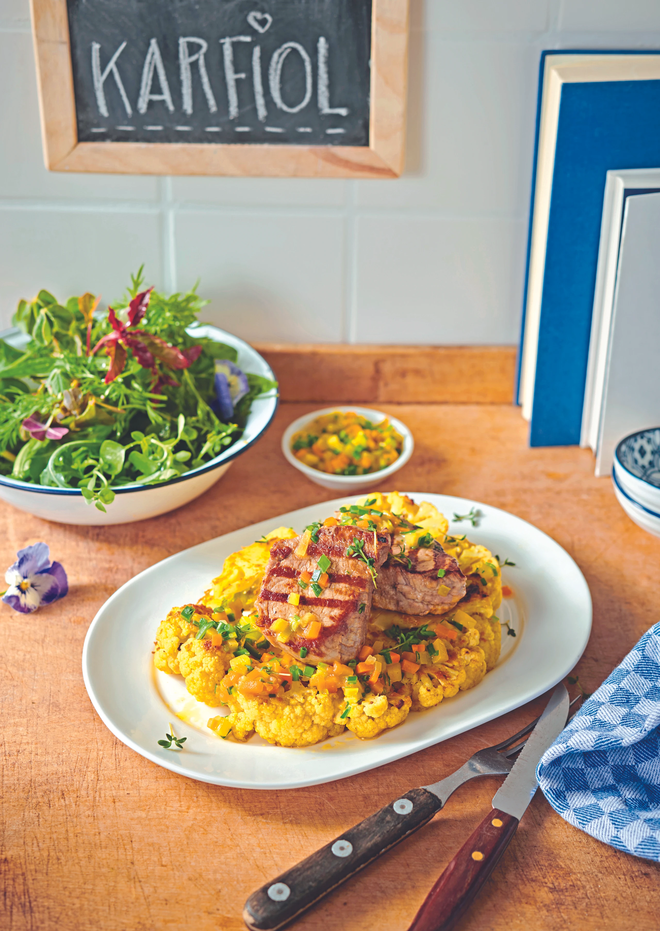 Kalbsmedaillons mit Karfiol, Gemüsesalsa und Kräutersalat