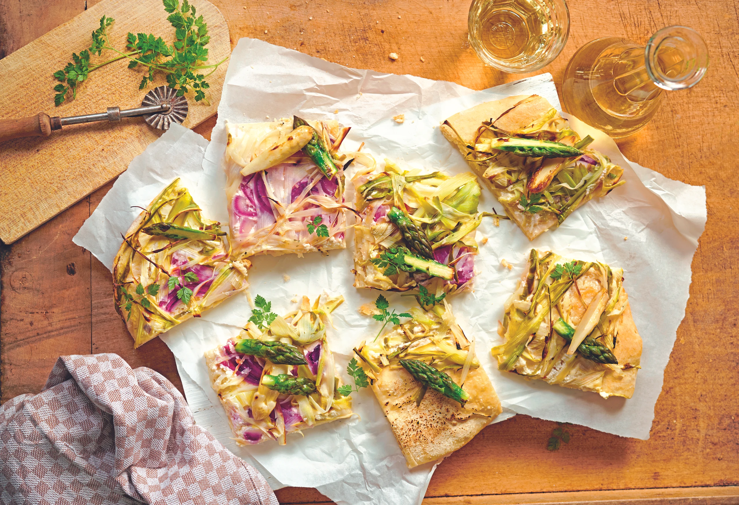 Flammkuchen mit Spargel, Zwiebeln und Kerbel