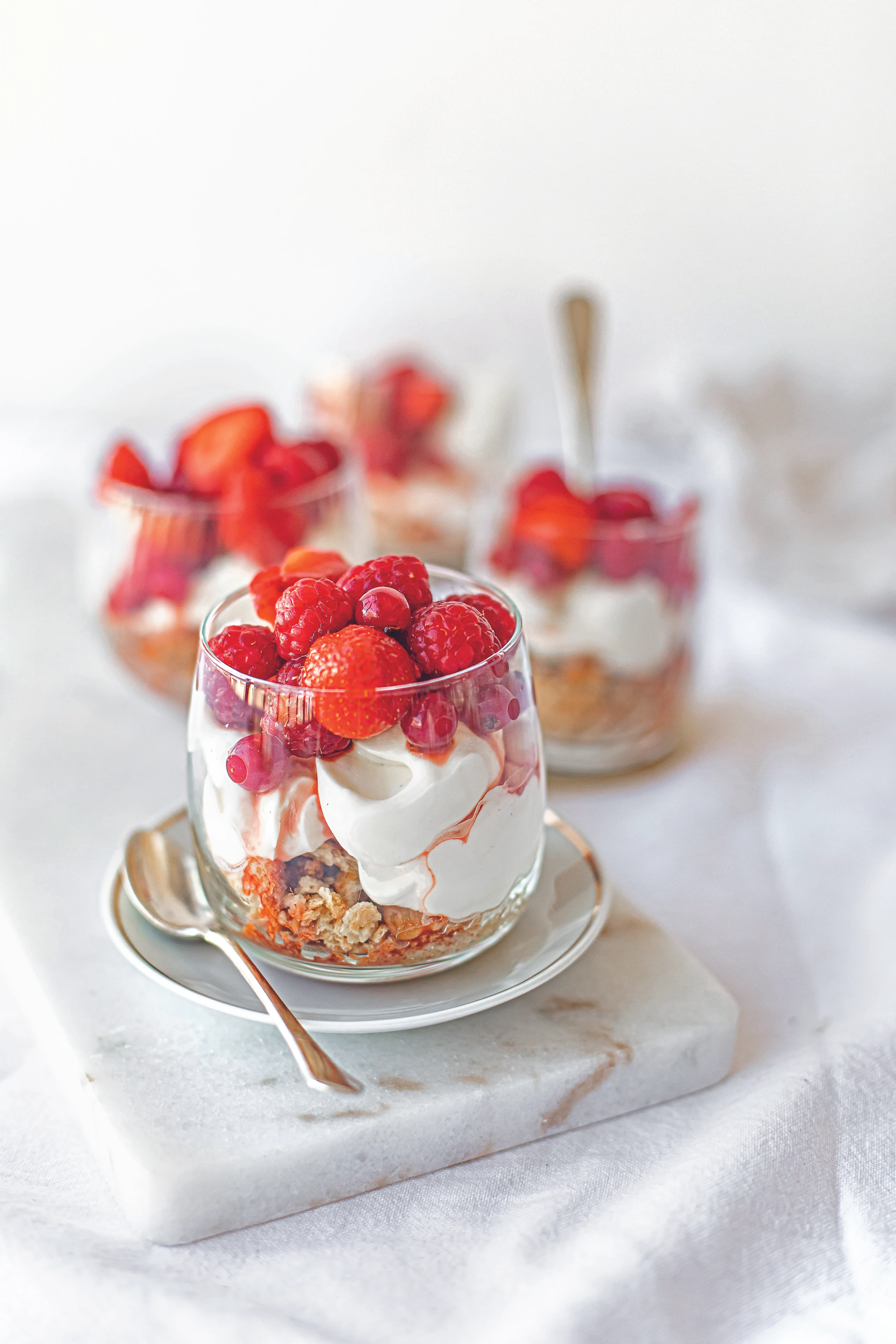 No-bake-Cheesecake im Glas mit Beeren und Cantuccini