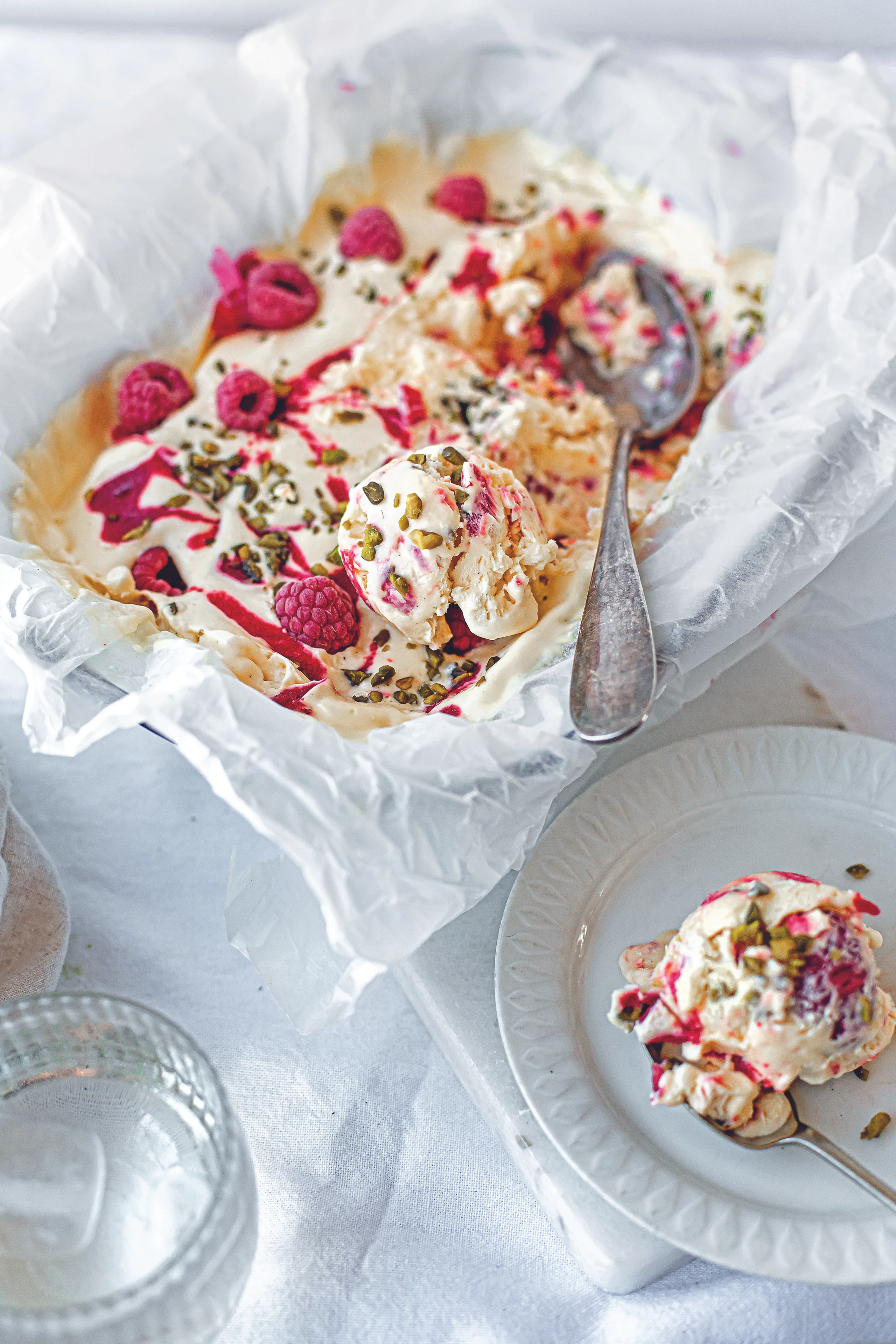 Himbeer-Semifreddo mit Pistazien