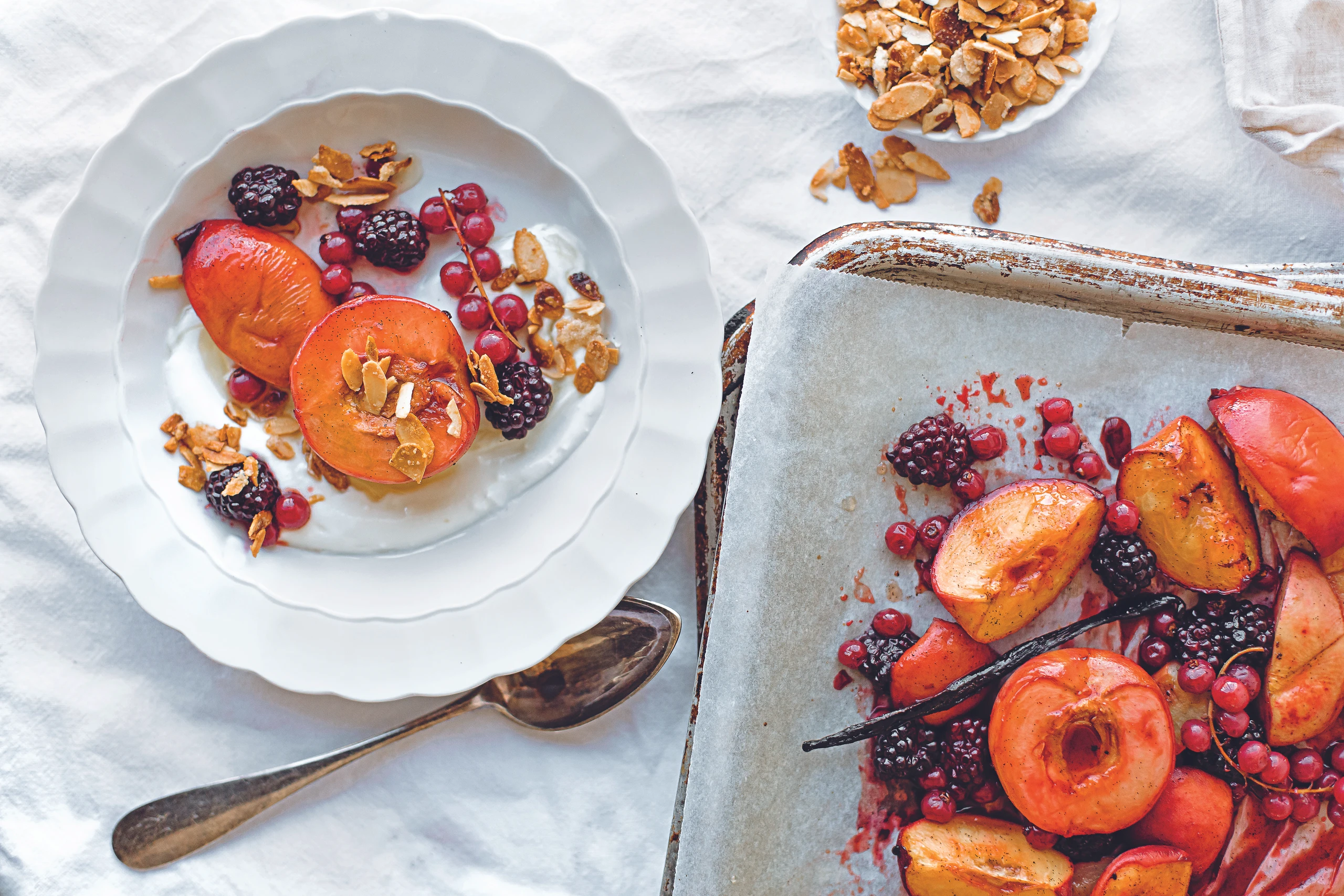 Geschmorte Sommerfrüchte mit Honig-Joghurt