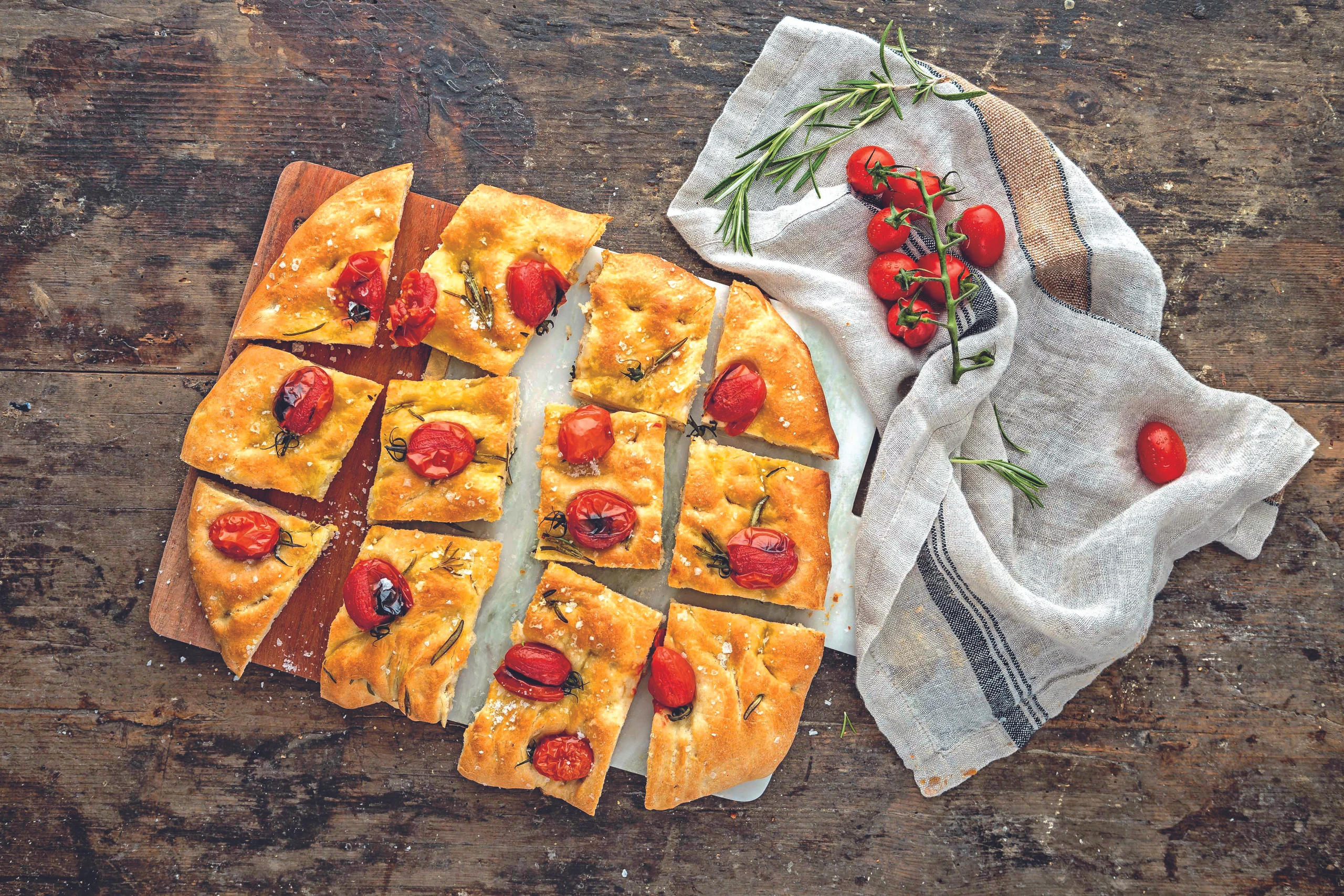 Focaccia mit Paradeisern und Rosmarin
