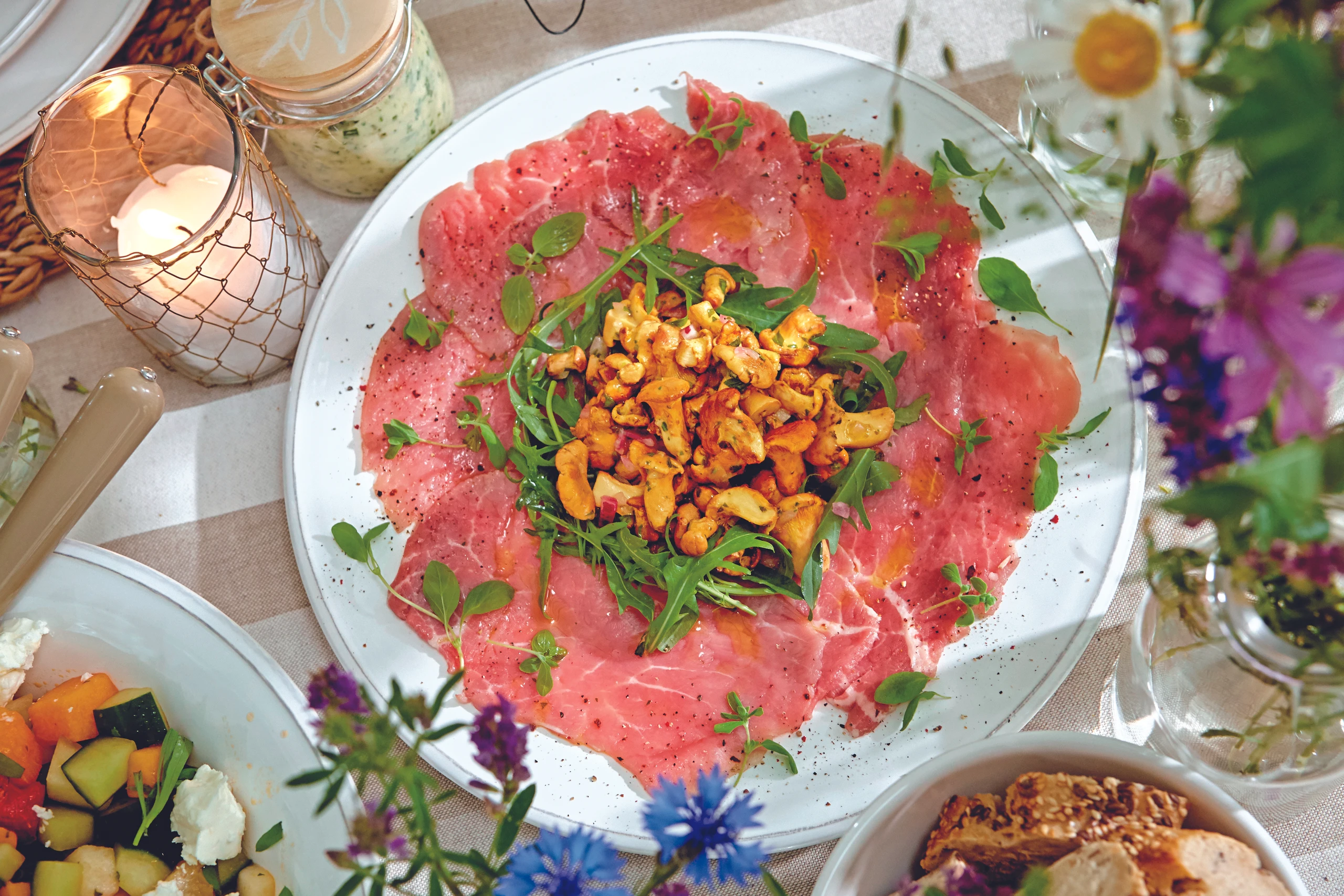 Kalbscarpaccio mit Eierschwammerlsalat und Rucola