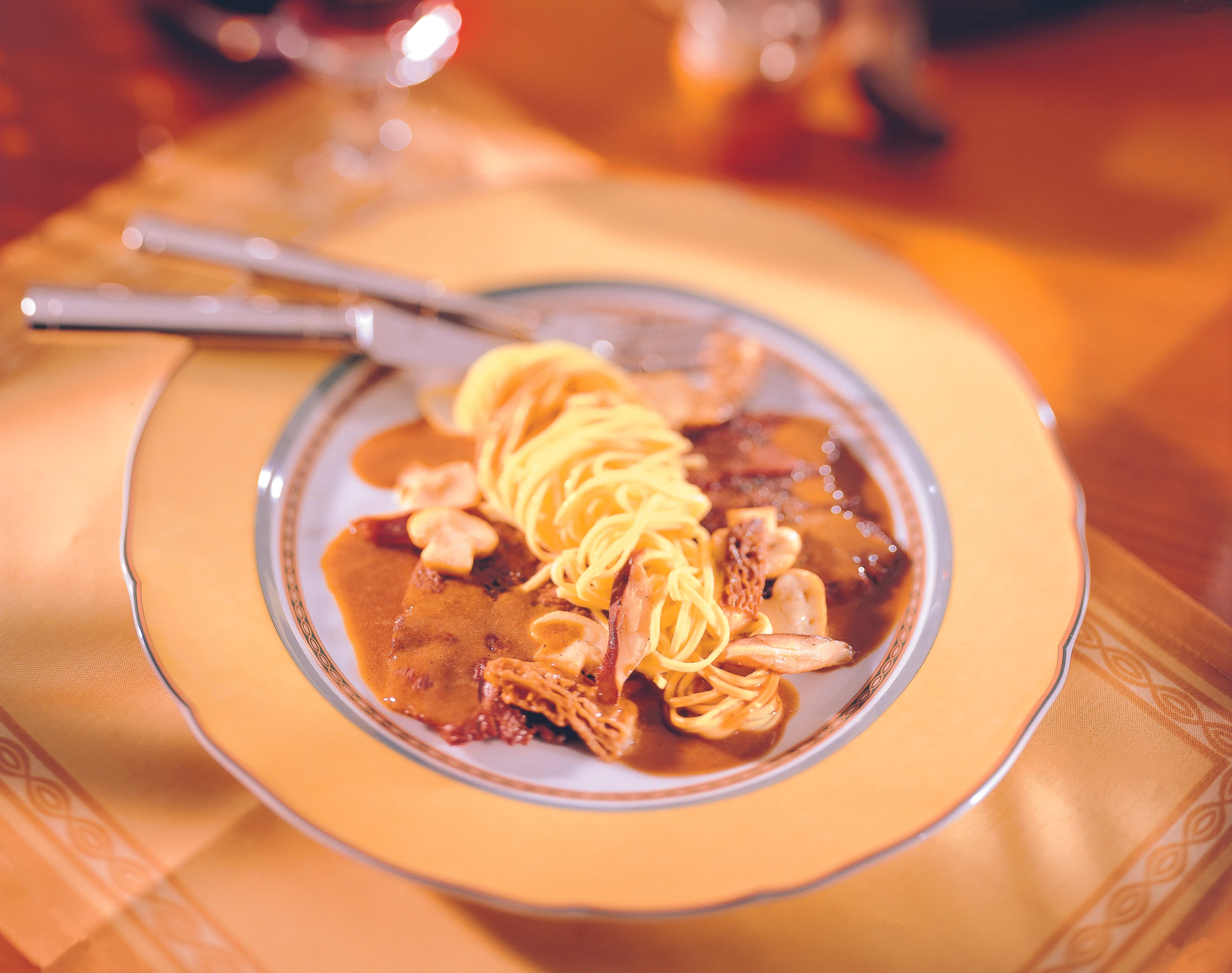 Rehschnitzel mit Pilzen in Rahmsauce