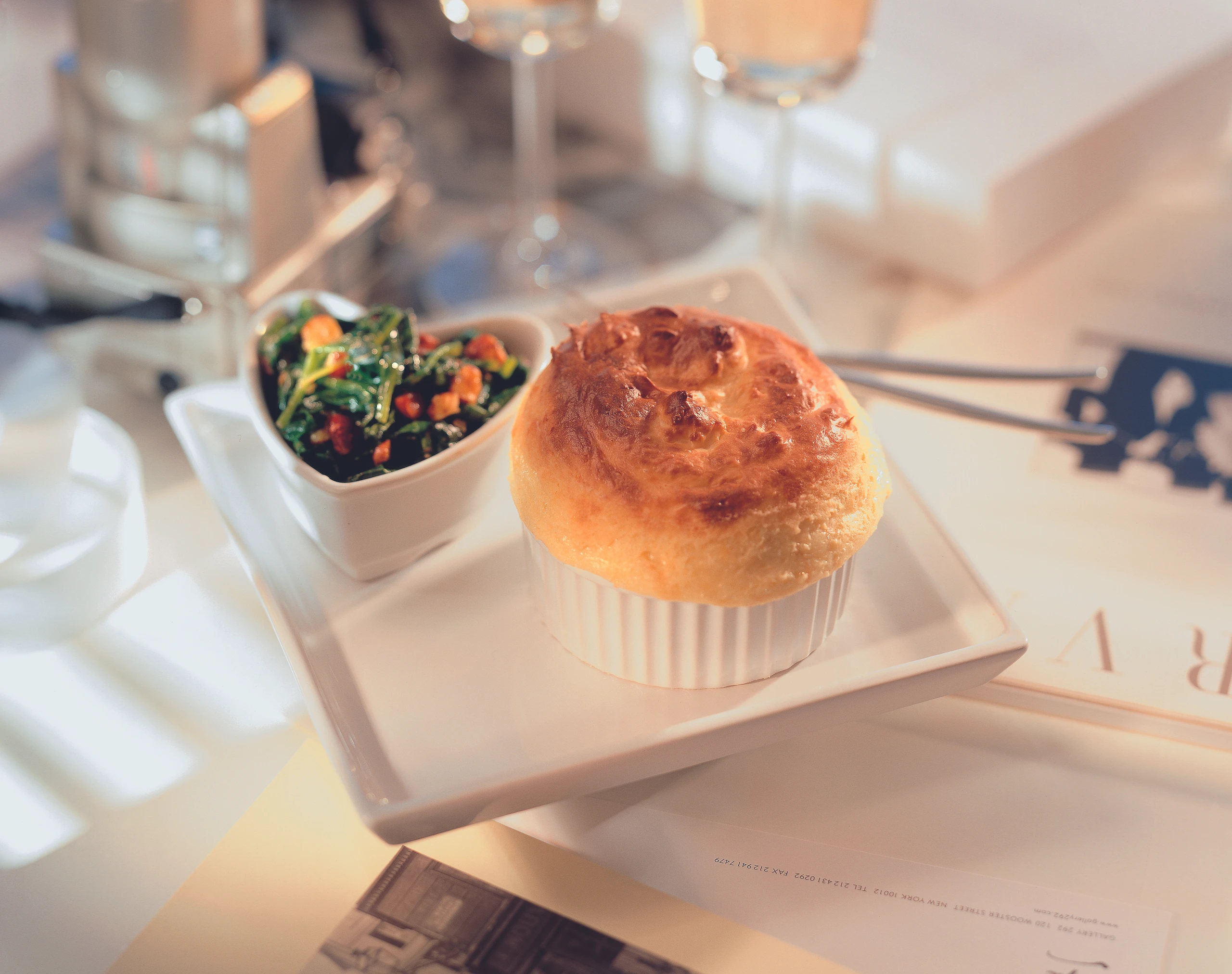 Käsesoufflés mit nussigem Blattspinat