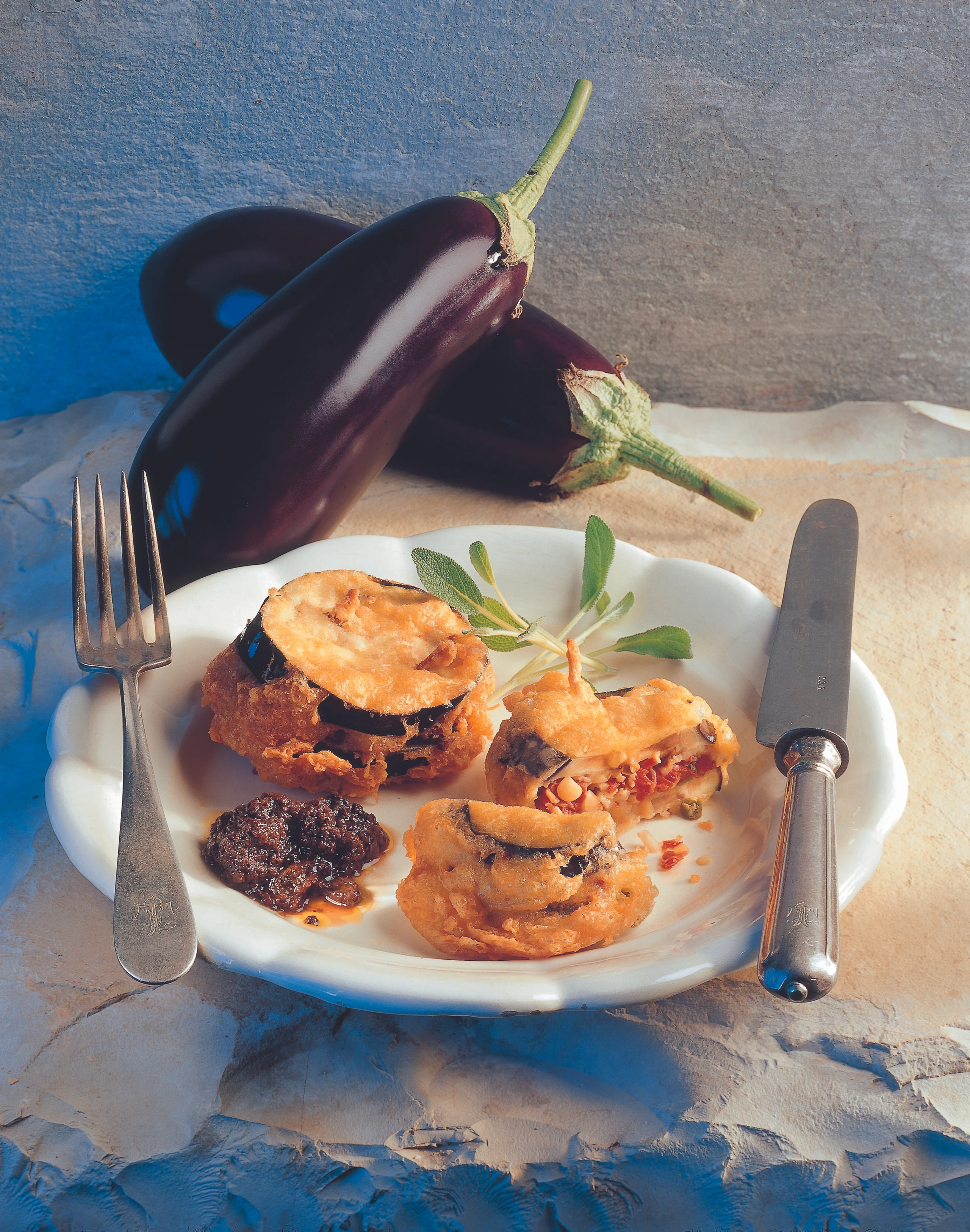 Gefüllte Melanzanischeiben in der Käsehülle mit Olivencreme