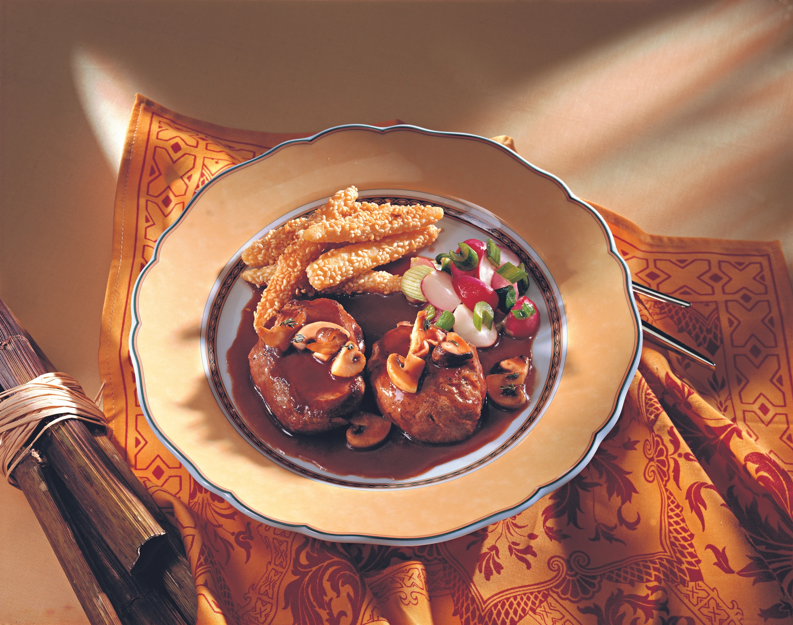 Maibock-Medaillons mit Portweinsauce, Jungzwiebel-Radieschengemüse und Sesamnudeln